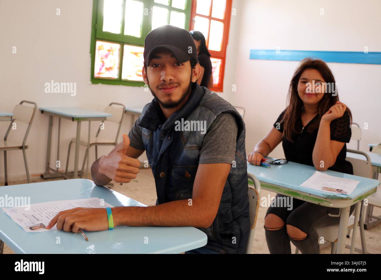7 giugno 2017 - Tunisi, Tunisia - i 2017 esami di maturità inizieranno mercoledì 7 giugno 2017 e i preparativi finali a livello del Ministero dell'istruzione sono in corso. Il Direttore generale degli esami del Ministero dell'istruzione ha annunciato che 130.280 studenti sono candidati all'esame di maturità quest'anno, un numero inferiore di 5 mila candidati rispetto all'anno scorso..all'inizio degli esami di maturità, presso il Liceo superiore superiore, Herayrya, capo del governo, Youssef Chahed, accompagnato dal ministro della pubblica istruzione ad interim, Slim Khalbous lo ha detto Foto Stock