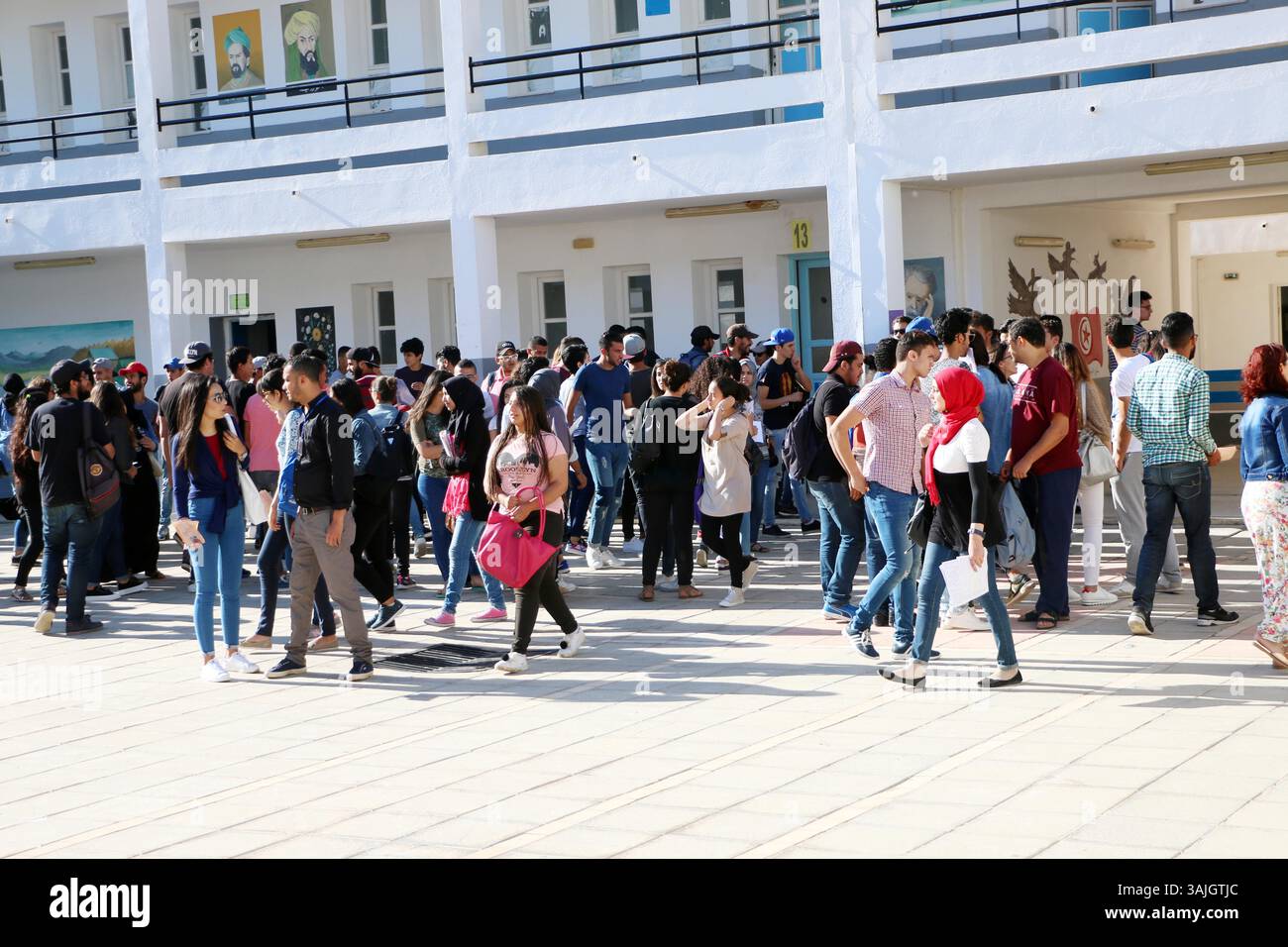 7 giugno 2017 - Tunisi, Tunisia - i 2017 esami di maturità inizieranno mercoledì 7 giugno 2017 e i preparativi finali a livello del Ministero dell'istruzione sono in corso. Il Direttore generale degli esami del Ministero dell'istruzione ha annunciato che 130.280 studenti sono candidati all'esame di maturità quest'anno, un numero inferiore di 5 mila candidati rispetto all'anno scorso..all'inizio degli esami di maturità, presso il Liceo superiore superiore, Herayrya, capo del governo, Youssef Chahed, accompagnato dal ministro della pubblica istruzione ad interim, Slim Khalbous lo ha detto Foto Stock
