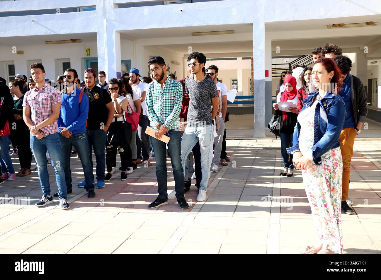 7 giugno 2017 - Tunisi, Tunisia - i 2017 esami di maturità inizieranno mercoledì 7 giugno 2017 e i preparativi finali a livello del Ministero dell'istruzione sono in corso. Il Direttore generale degli esami del Ministero dell'istruzione ha annunciato che 130.280 studenti sono candidati all'esame di maturità quest'anno, un numero inferiore di 5 mila candidati rispetto all'anno scorso..all'inizio degli esami di maturità, presso il Liceo superiore superiore, Herayrya, capo del governo, Youssef Chahed, accompagnato dal ministro della pubblica istruzione ad interim, Slim Khalbous lo ha detto Foto Stock