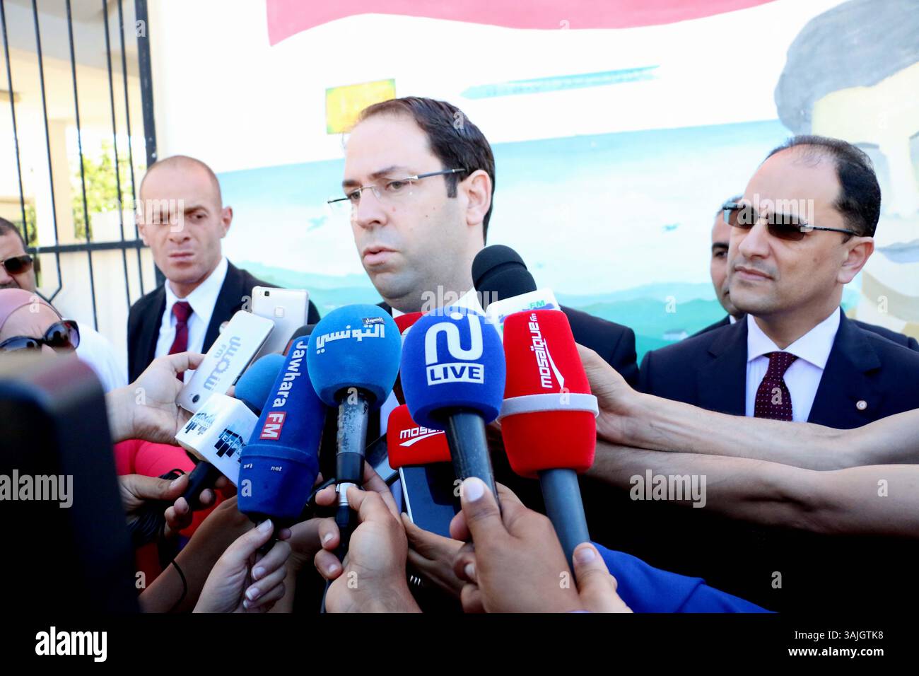 7 giugno 2017 - Tunisi, Tunisia - i 2017 esami di maturità inizieranno mercoledì 7 giugno 2017 e i preparativi finali a livello del Ministero dell'istruzione sono in corso. Il Direttore generale degli esami del Ministero dell'istruzione ha annunciato che 130.280 studenti sono candidati all'esame di maturità quest'anno, un numero inferiore di 5 mila candidati rispetto all'anno scorso..all'inizio degli esami di maturità, presso il Liceo superiore superiore, Herayrya, capo del governo, Youssef Chahed, accompagnato dal ministro della pubblica istruzione ad interim, Slim Khalbous lo ha detto Foto Stock