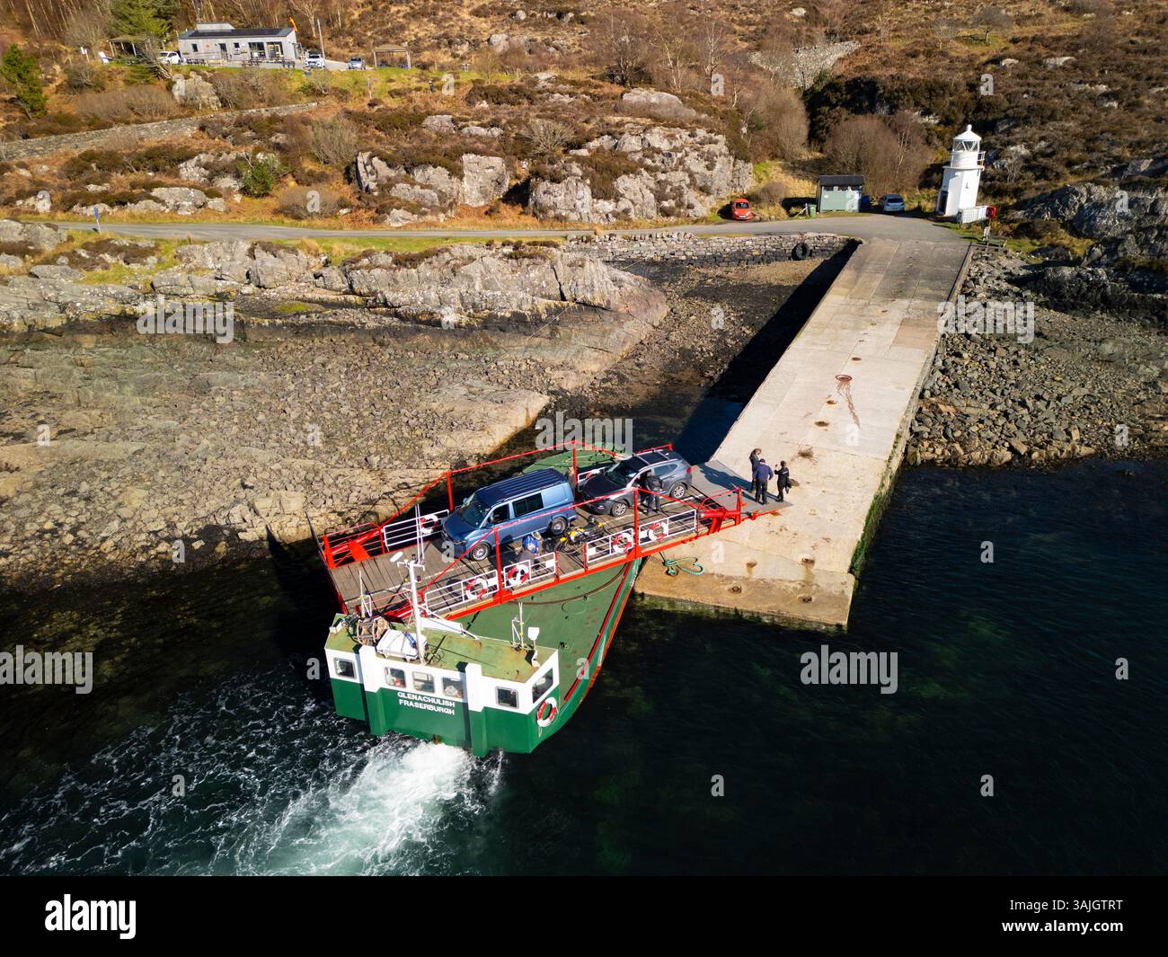 Vista aerea dal drone di veicoli e passeggeri a bordo del traghetto Glenachuilish da Glenelg a Kylerhea a Skye, Lochalsh, Highland, Scozia, Regno Unito Foto Stock