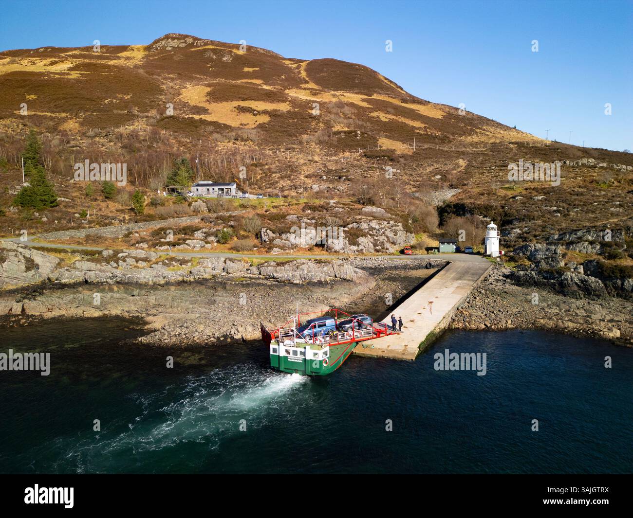 Vista aerea dal drone di veicoli e passeggeri a bordo del traghetto Glenachuilish da Glenelg a Kylerhea a Skye, Lochalsh, Highland, Scozia, Regno Unito Foto Stock