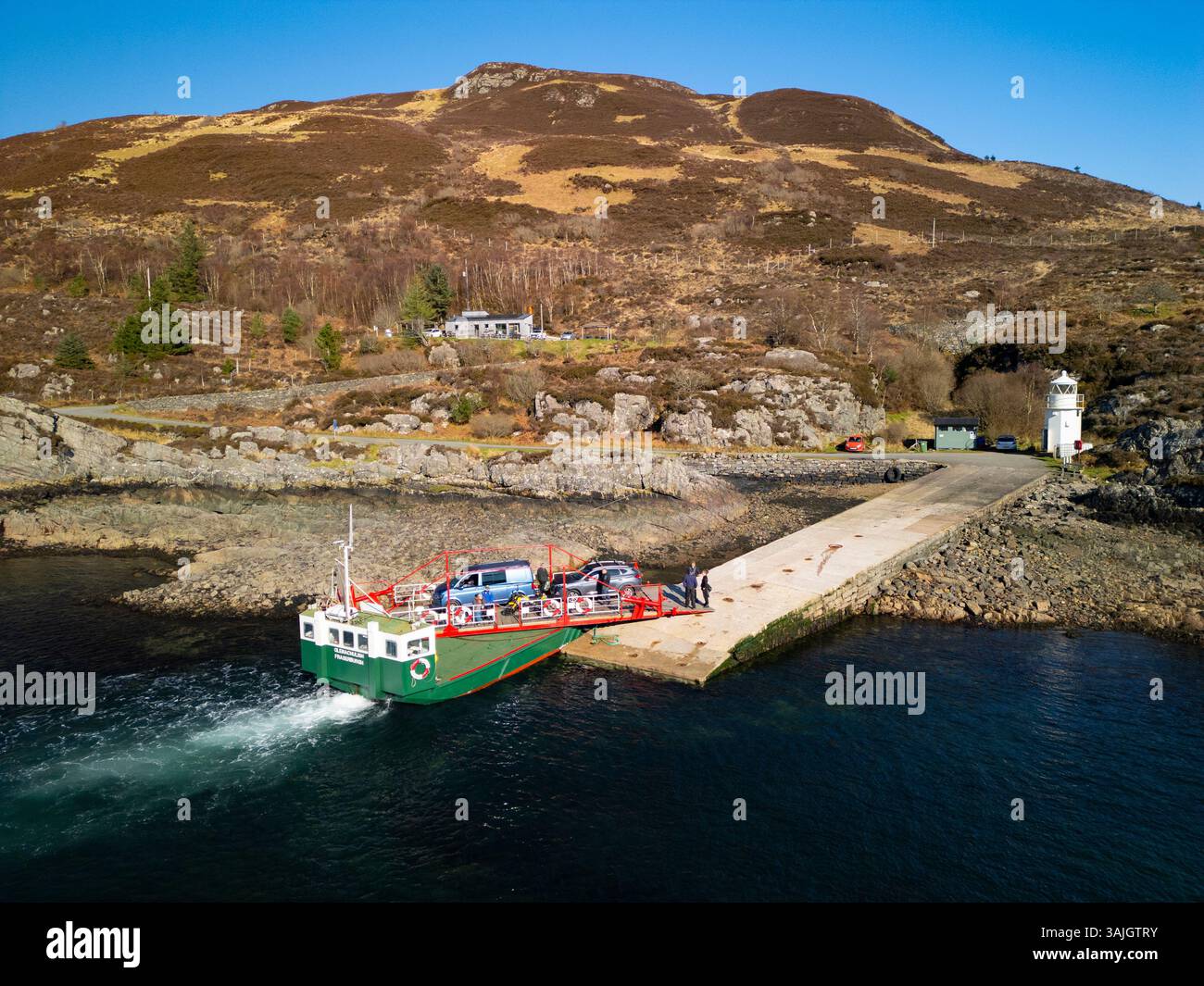 Vista aerea dal drone di veicoli e passeggeri a bordo del traghetto Glenachuilish da Glenelg a Kylerhea a Skye, Lochalsh, Highland, Scozia, Regno Unito Foto Stock