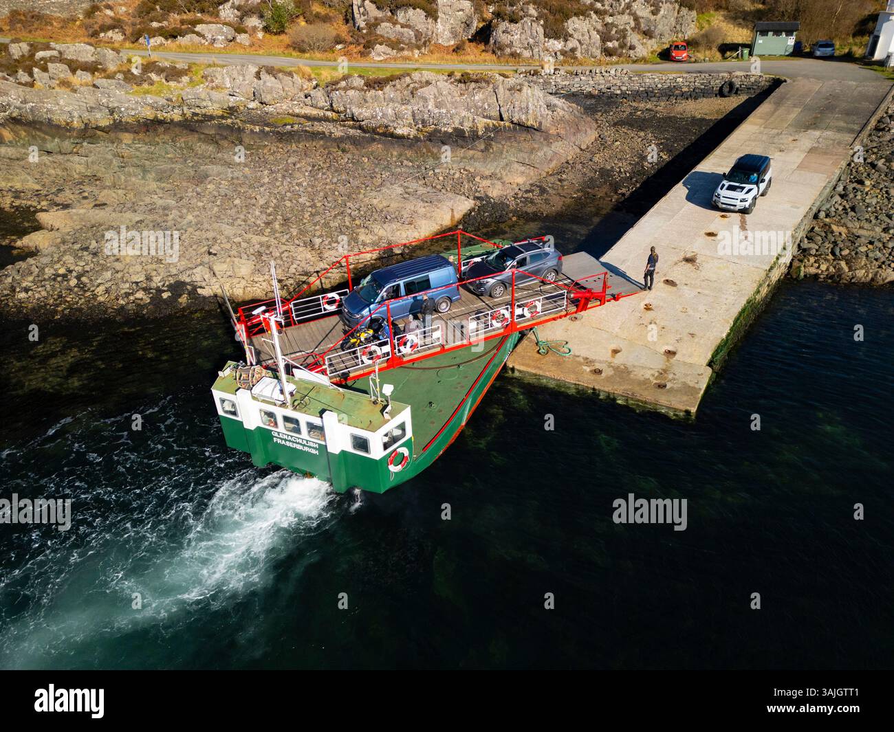 Vista aerea dal drone di veicoli e passeggeri a bordo del traghetto Glenachuilish da Glenelg a Kylerhea a Skye, Lochalsh, Highland, Scozia, Regno Unito Foto Stock