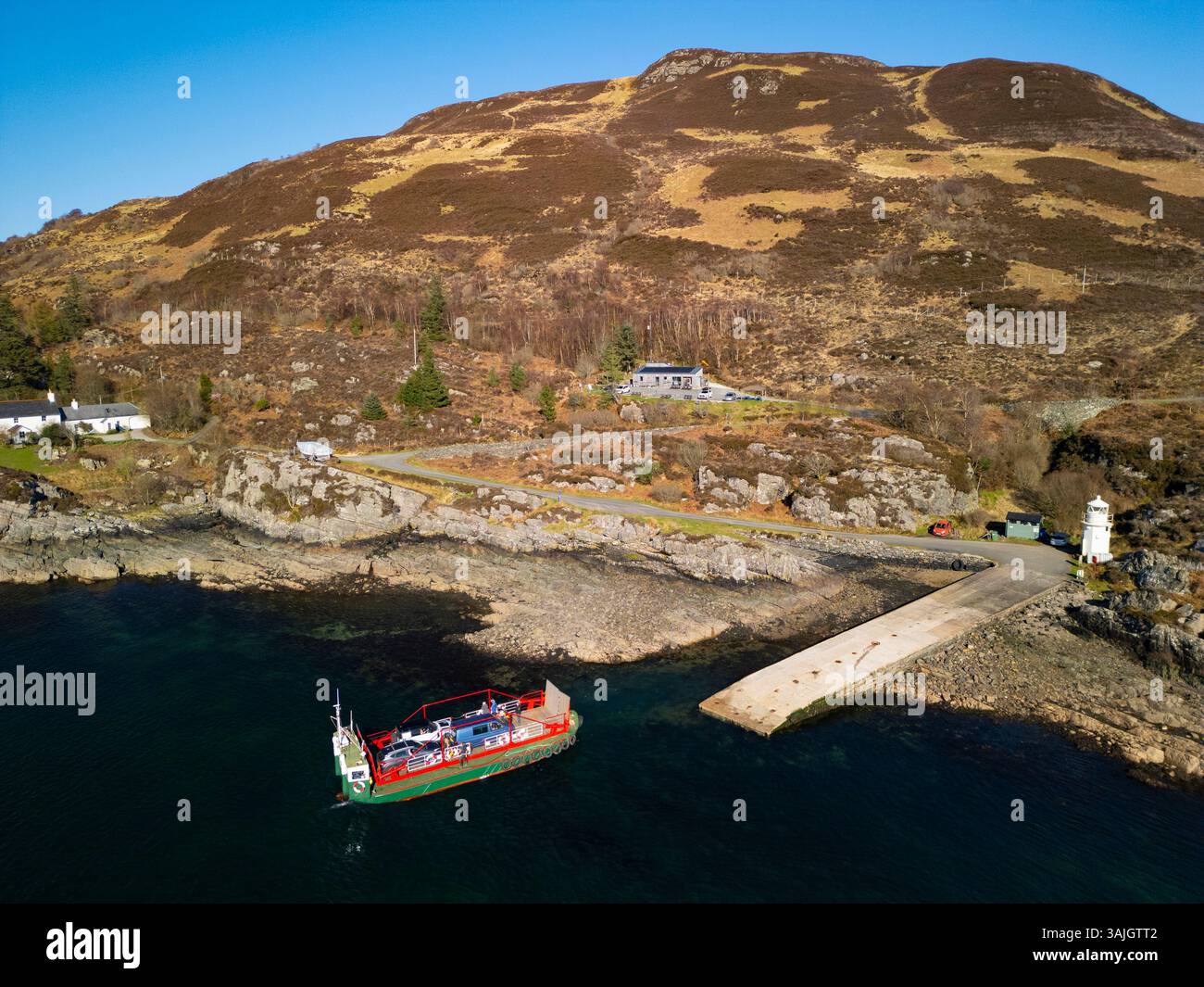 Vista aerea dal drone del traghetto Glenachuilish da Glenelg a Kylerhea su Skye, Lochalsh, Highland, Scozia, Regno Unito Foto Stock