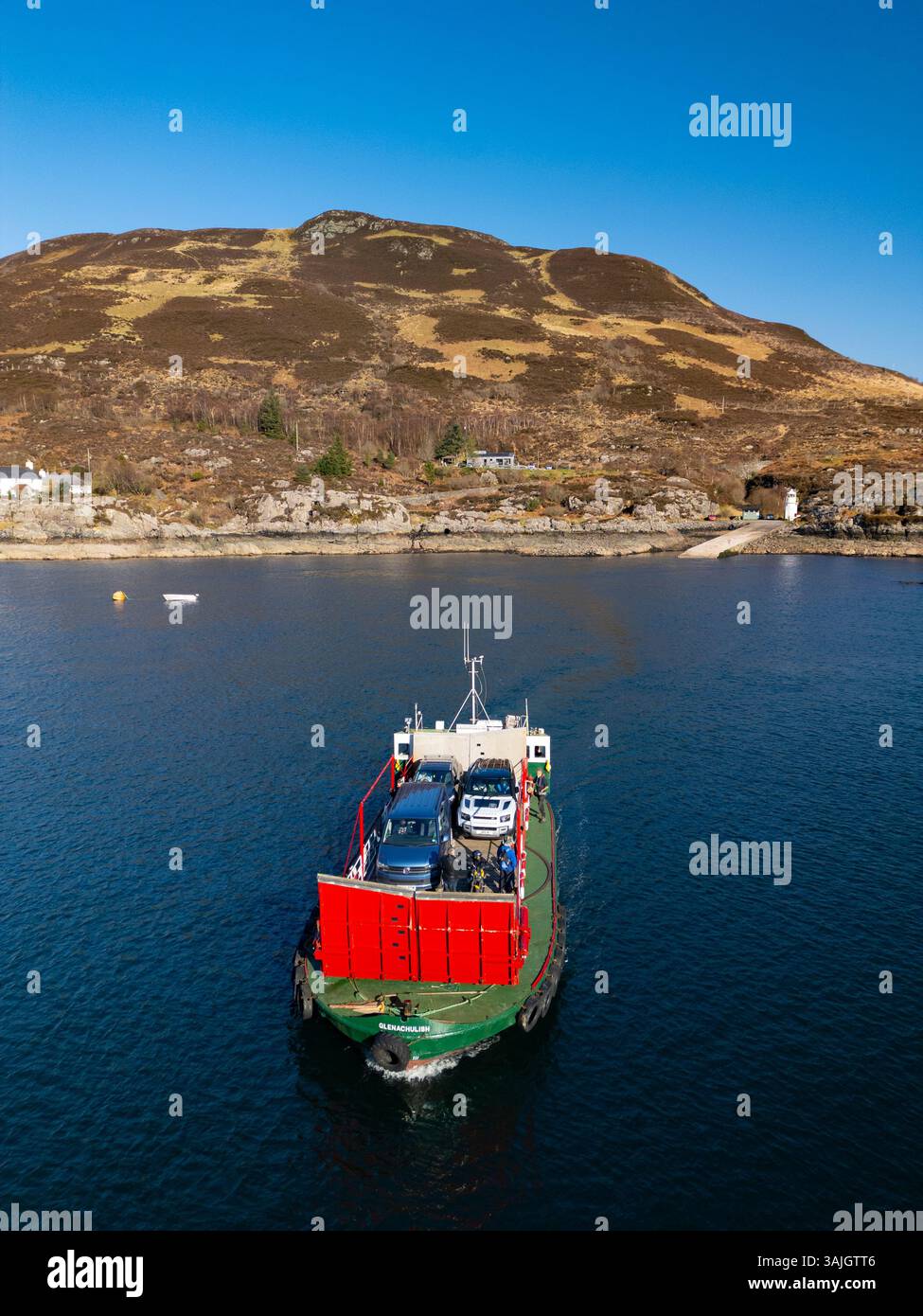 Vista aerea dal drone del traghetto Glenachuilish da Glenelg a Kylerhea su Skye, Lochalsh, Highland, Scozia, Regno Unito Foto Stock