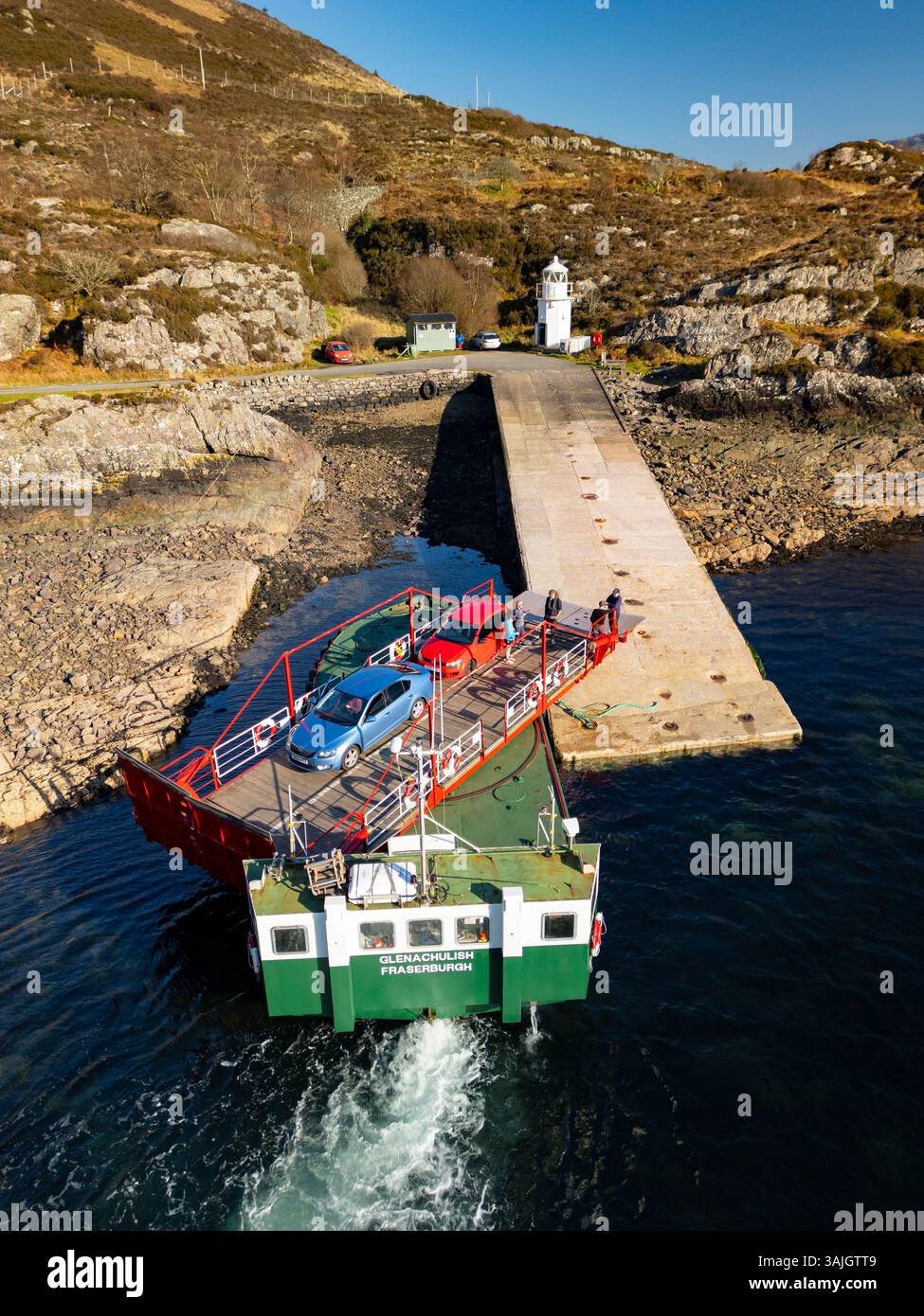 Vista aerea dal drone di veicoli e passeggeri a bordo del traghetto Glenachuilish da Glenelg a Kylerhea a Skye, Lochalsh, Highland, Scozia, Regno Unito Foto Stock