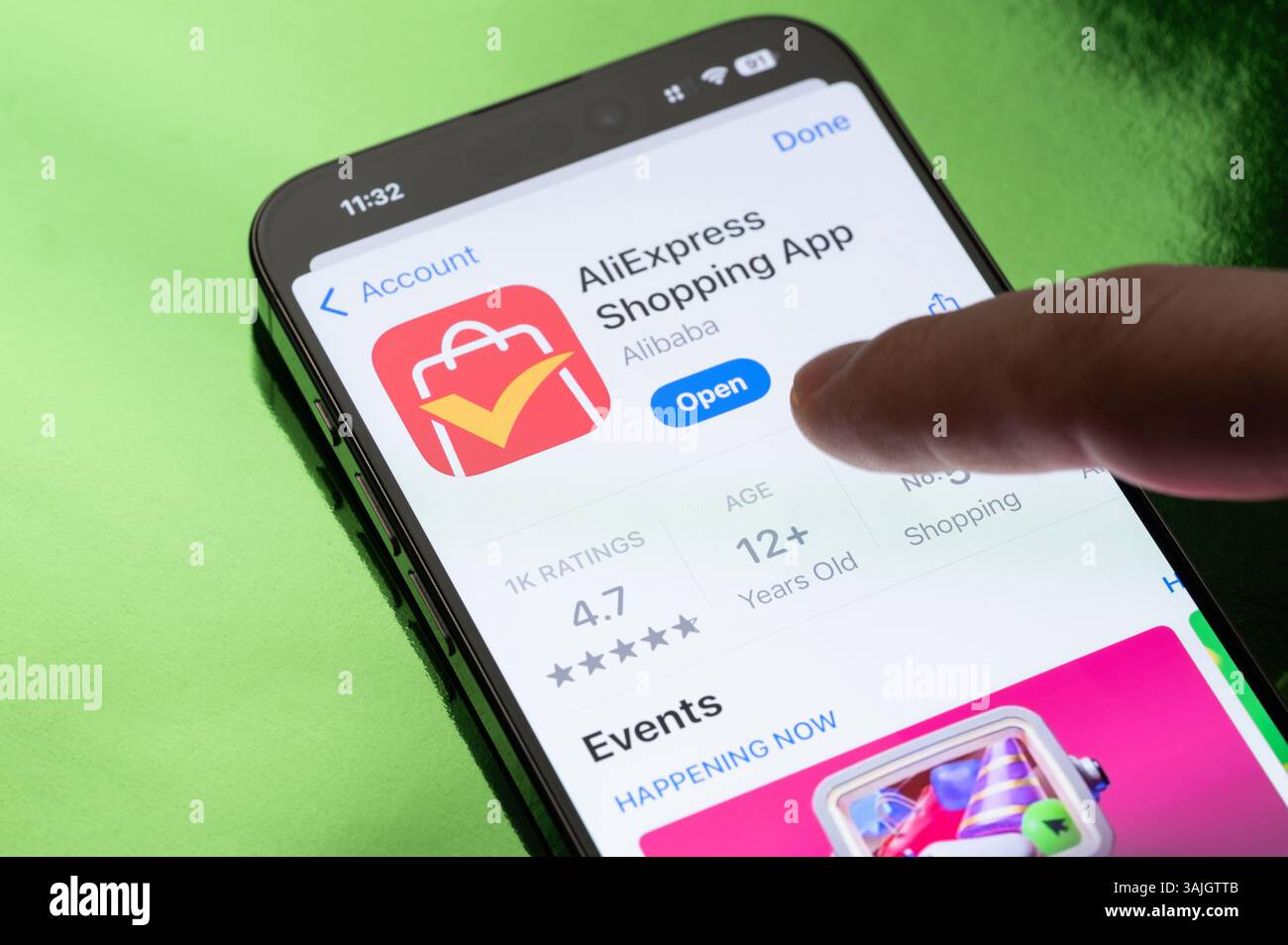 New York, USA - 30 marzo 2025: Apertura dell'app AliExpress sullo schermo dello smartphone vista ravvicinata Foto Stock