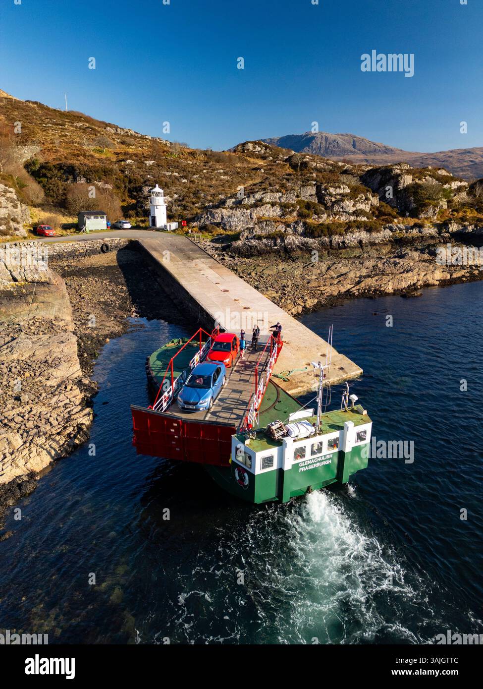 Vista aerea dal drone di veicoli e passeggeri a bordo del traghetto Glenachuilish da Glenelg a Kylerhea a Skye, Lochalsh, Highland, Scozia, Regno Unito Foto Stock