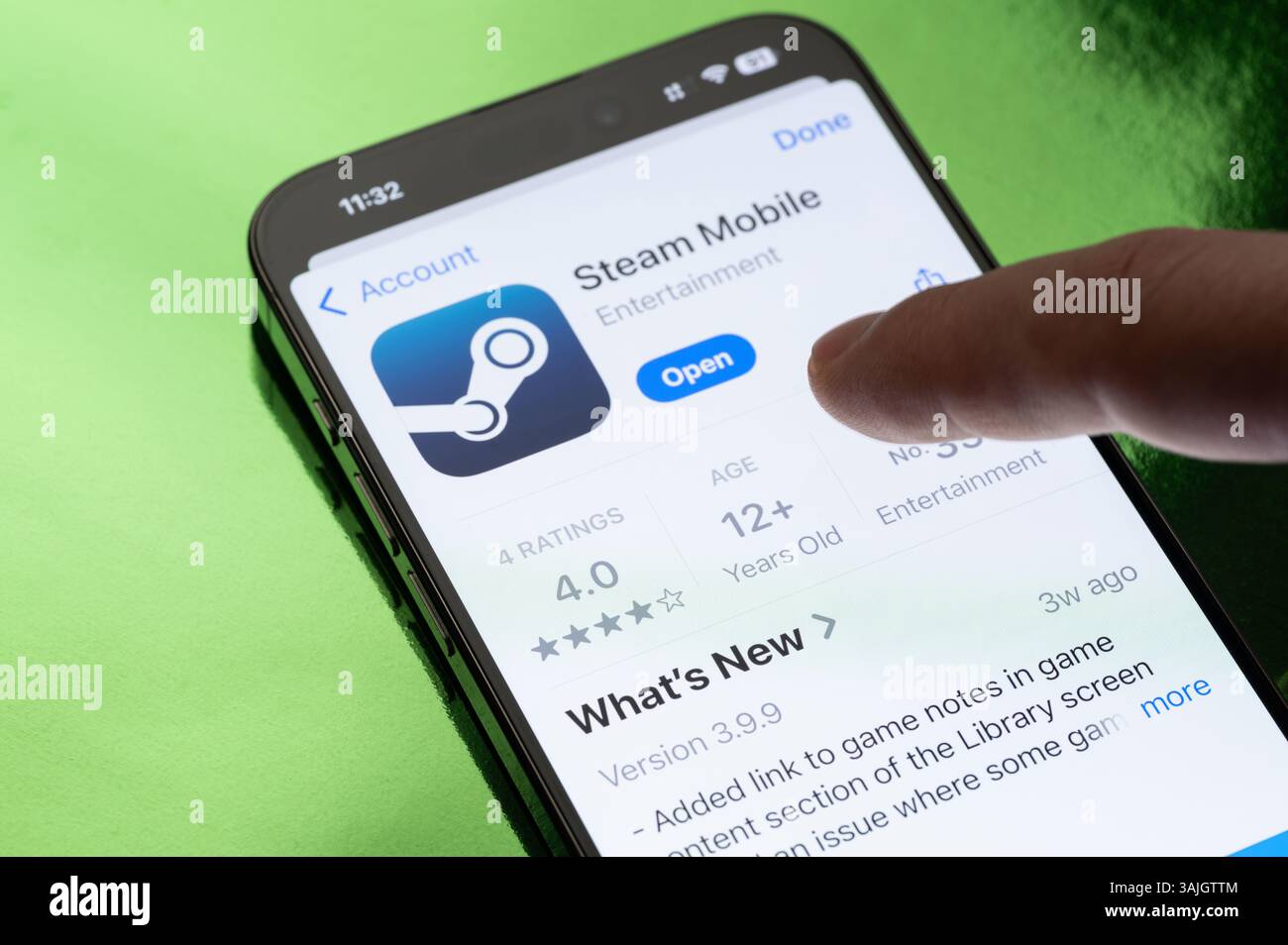 New York, USA - 30 marzo 2025: Apertura dell'app Steam sullo schermo dello smartphone vista ravvicinata Foto Stock