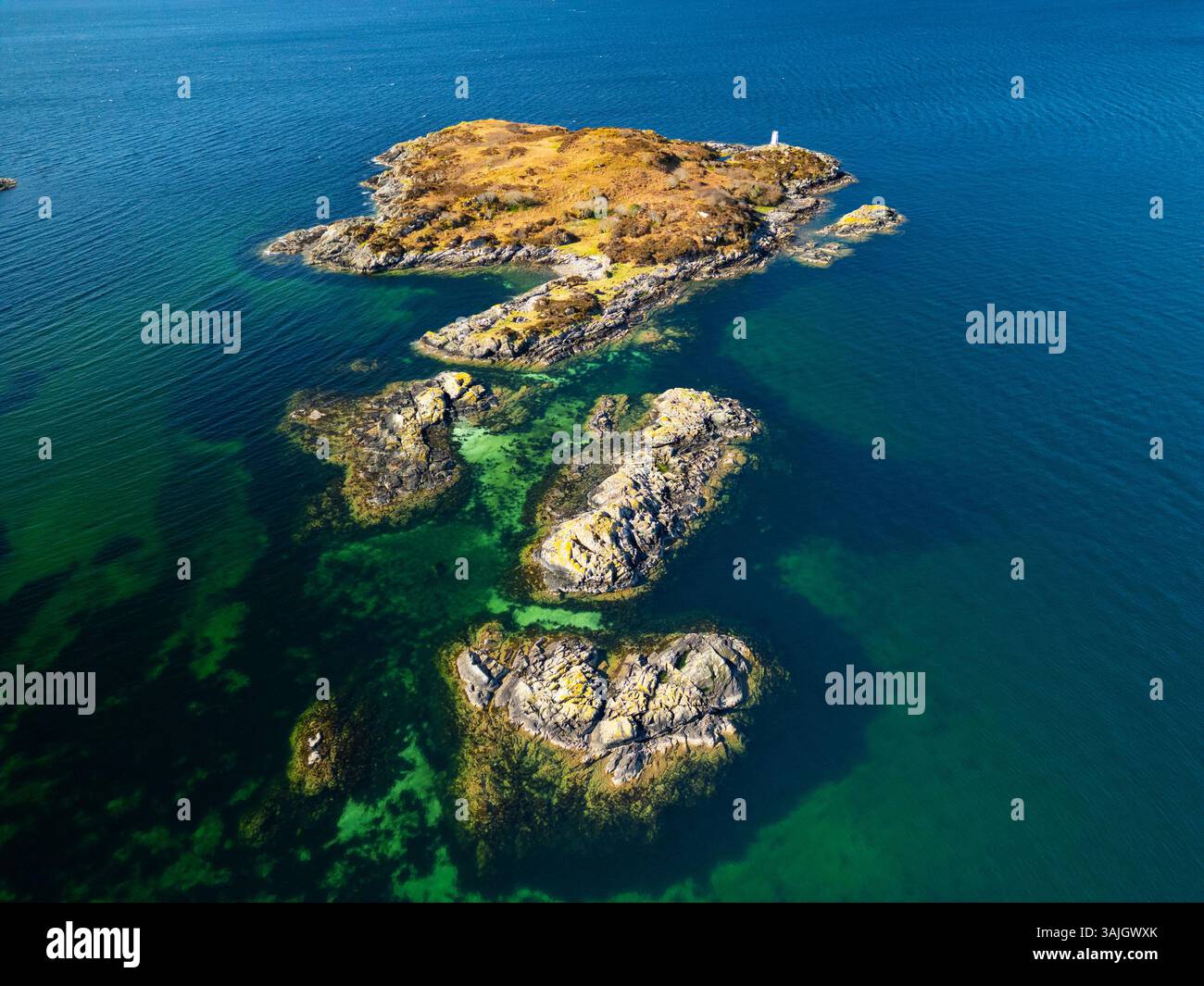 Vista aerea dal drone di Sandaig Islands, Lochaber, Scottish Highlands, Scozia, Regno Unito Foto Stock