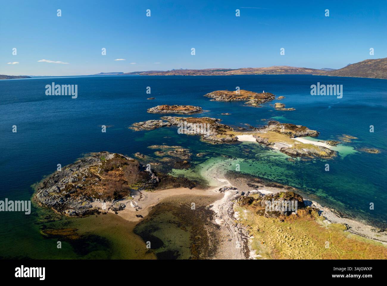 Vista aerea dal drone di Sandaig Islands, Lochaber, Scottish Highlands, Scozia, Regno Unito Foto Stock