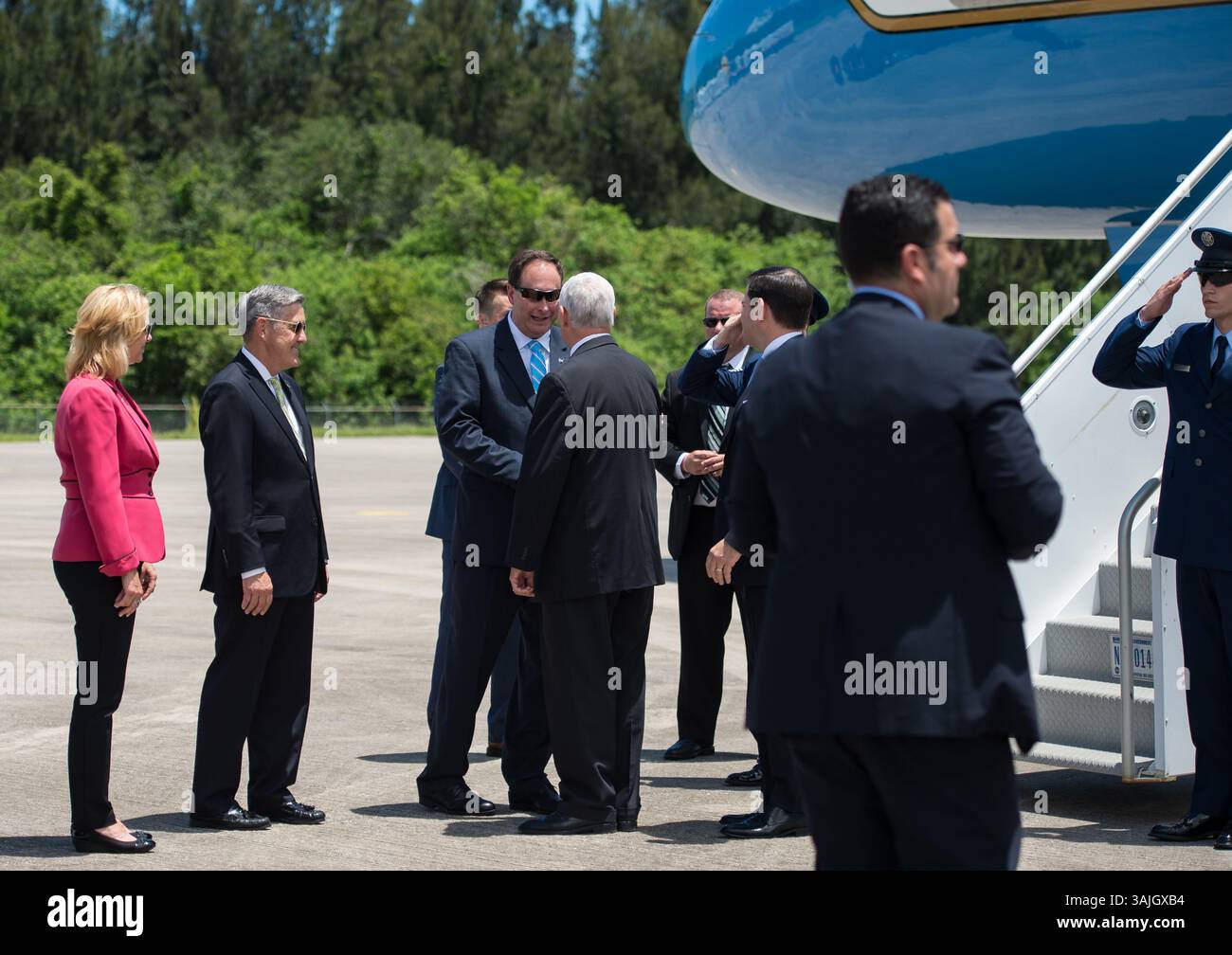 6 luglio 2017 - Cape Canaveral, Florida, Stati Uniti d'America - in questa foto rilasciata dalla National Aeronautics and Space Administration (NASA), il vicepresidente degli Stati Uniti Mike Pence saluta l'amministratore della NASA Robert Lightfoot dopo essere arrivato allo Shuttle Landing Facility (SLF) per evidenziare le innovazioni fatte in America e fare un tour di alcuni dei lavori di partnership pubblico/privato che stanno contribuendo a trasformare il Kennedy Space Center (KSC) in uno spazio multiutente giovedì 6 luglio 2017 a Cape Canaveral, Florida. . Credito obbligatorio: Aubrey Gemignani / NASA via CNP (immagine di credito: © Aubrey Foto Stock