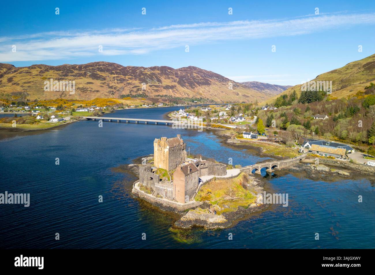 Veduta aerea del Castello di Eilean Donan a Dornie sul Loch Duich , Lochaber, Highlands scozzesi Scozia, Regno Unito Foto Stock