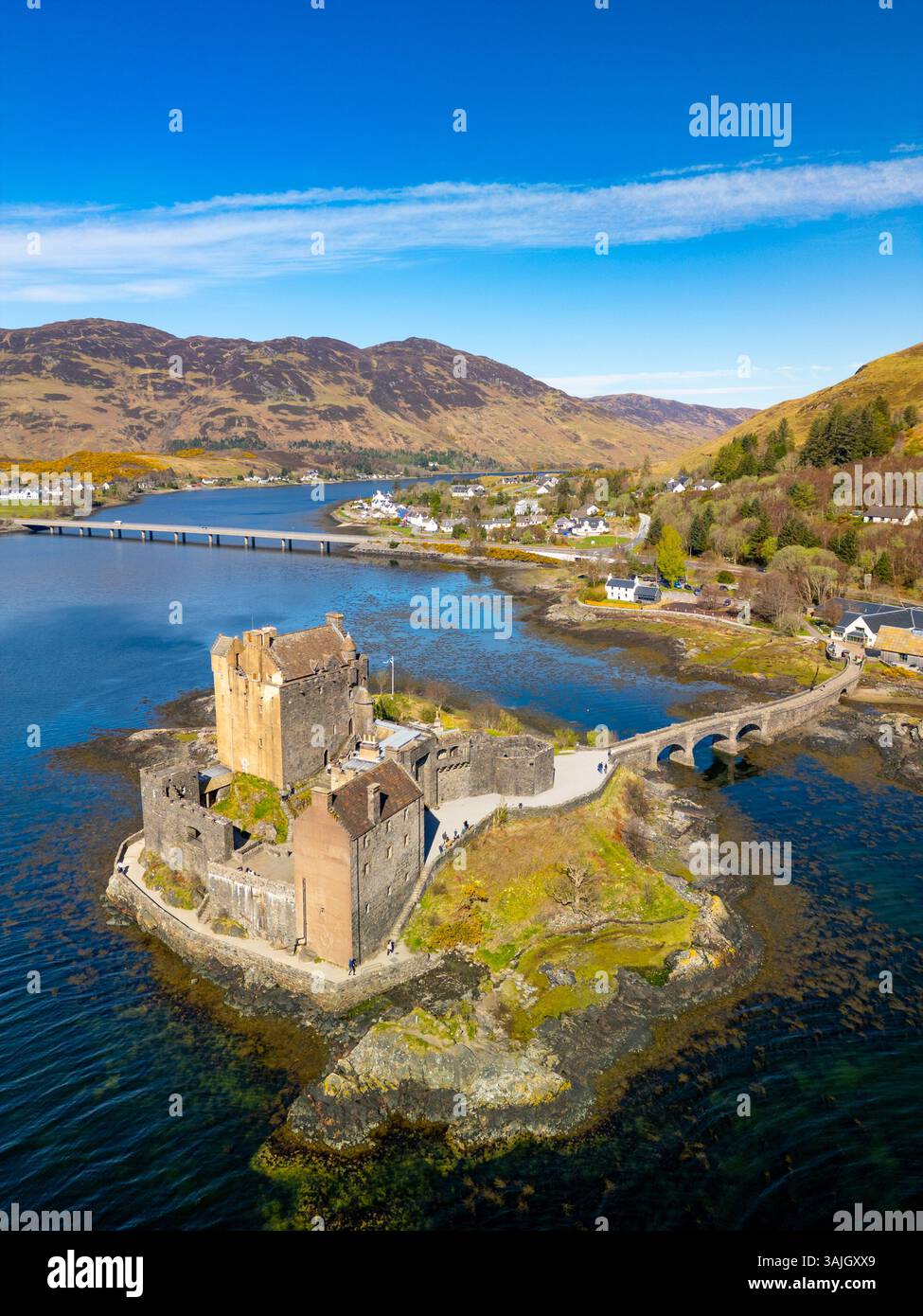 Veduta aerea del Castello di Eilean Donan a Dornie sul Loch Duich , Lochaber, Highlands scozzesi Scozia, Regno Unito Foto Stock
