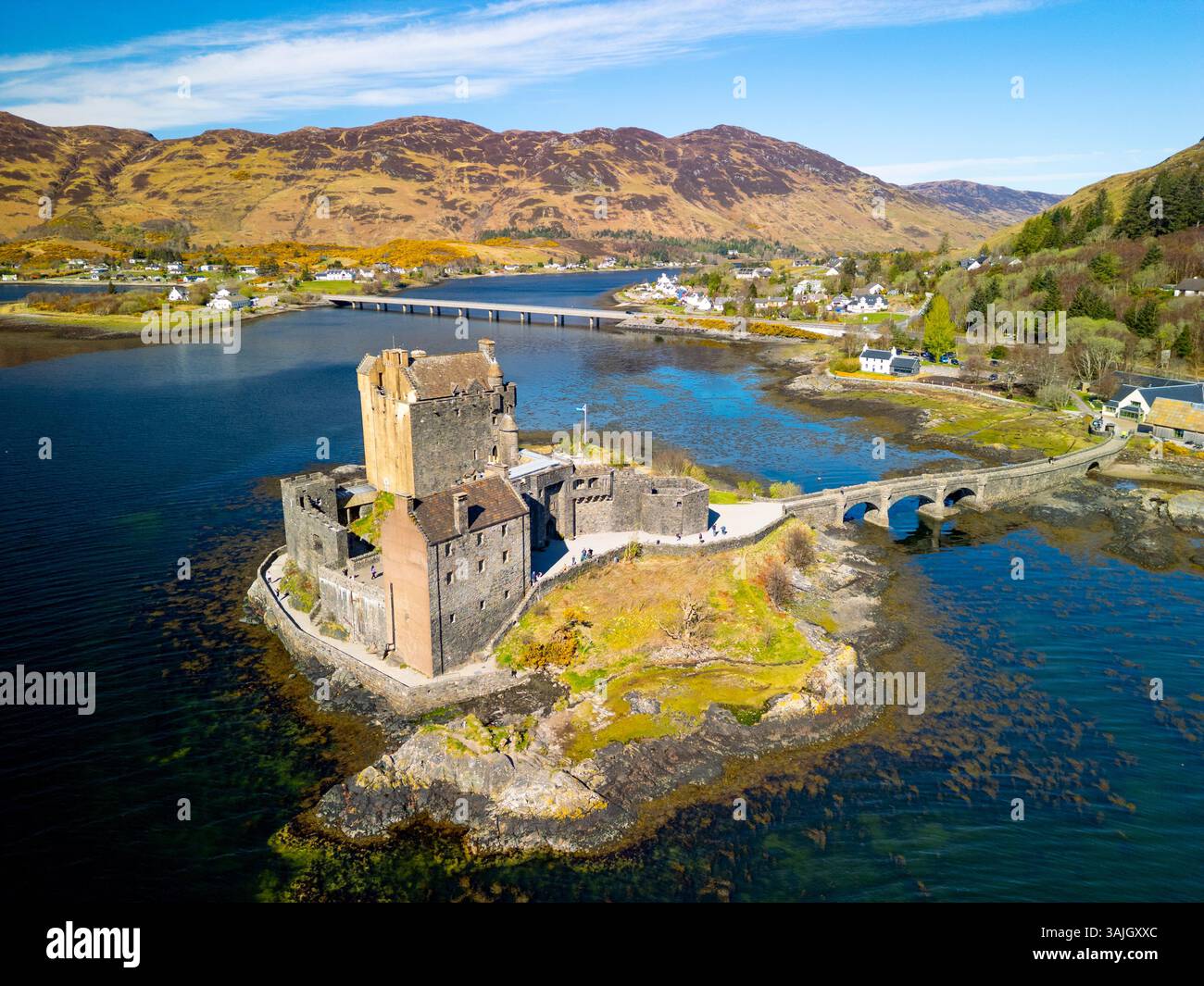 Veduta aerea del Castello di Eilean Donan a Dornie sul Loch Duich , Lochaber, Highlands scozzesi Scozia, Regno Unito Foto Stock