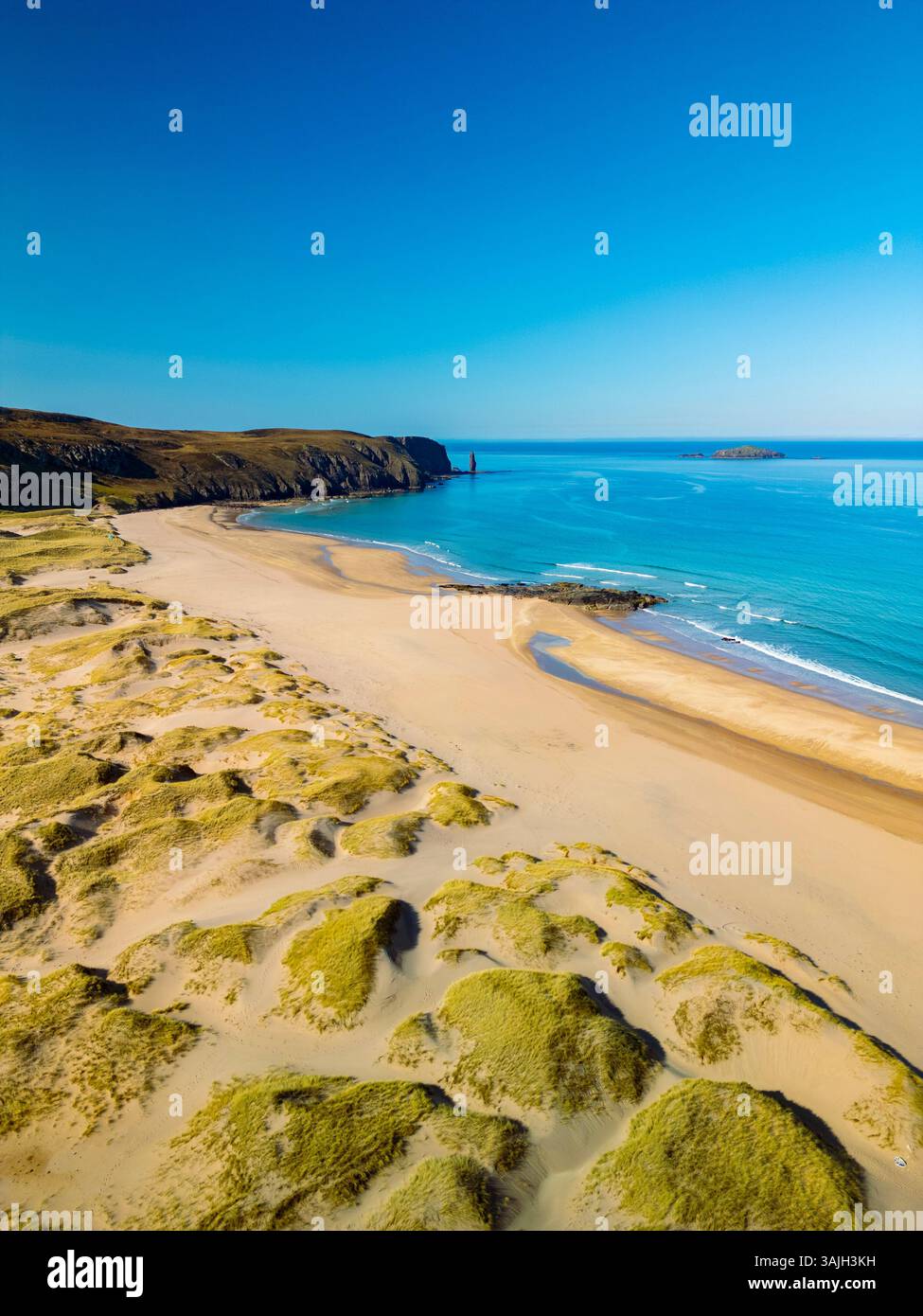 Vista aerea dal drone della spiaggia e del paesaggio di Sandwood Bay, Sutherland, Scozia nord-occidentale, Regno Unito Foto Stock