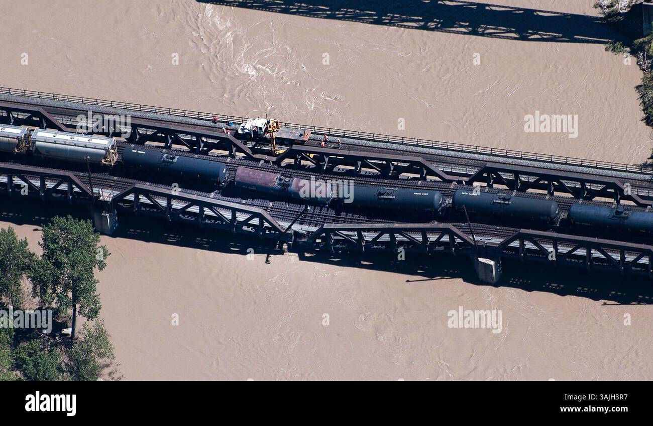 27 giugno 2013 - Calgary, Alberta, Canada - gli equipaggi lavorano sul luogo del crollo di un ponte ferroviario e del deragliamento delle automotrici sul fiume Bow, a sud-est del centro di Calgary, Alberta, giovedì. (Immagine di credito: © Larry MacDougal via ZUMA Wire) Foto Stock