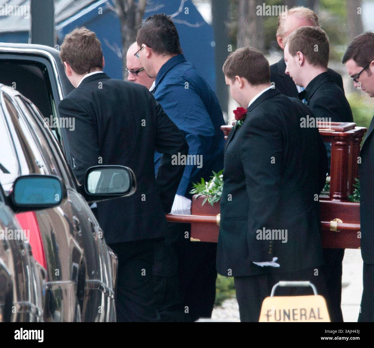 22 apr 2014 - Calgary, Alberta, Canada - i Pallbearers portano un'urna dopo il funerale di Zach Rathwell, vittima dell'accoltellamento di massa del 15 aprile, a Calgary, Alberta, martedì aprile . (Immagine di credito: © Larry MacDougal via ZUMA Wire) Foto Stock