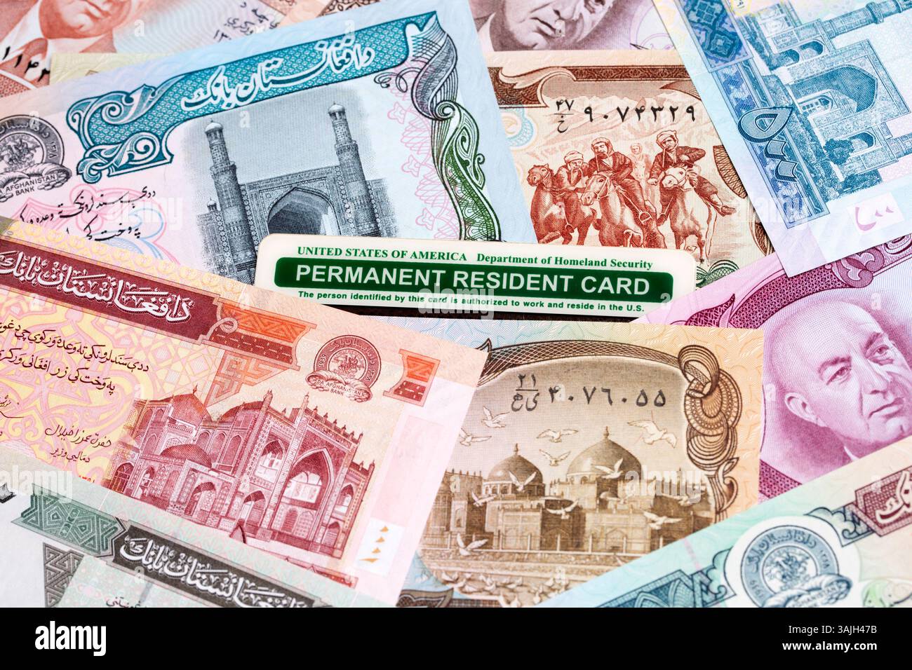 Carta residente permanente americana sui soldi afghani - afghani Foto Stock
