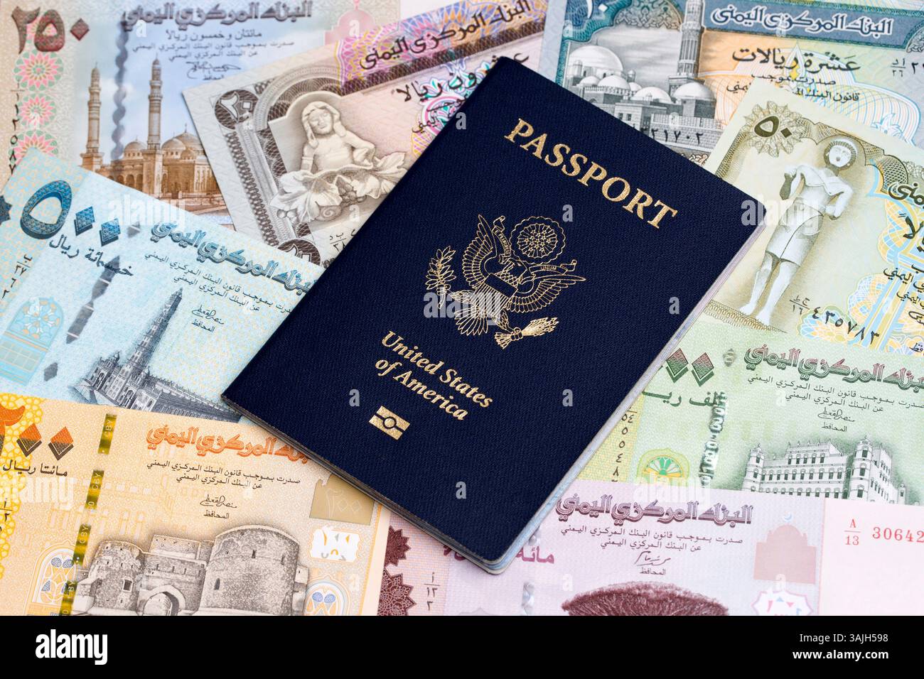 Passaporto americano su un denaro yemenita - Rial Foto Stock