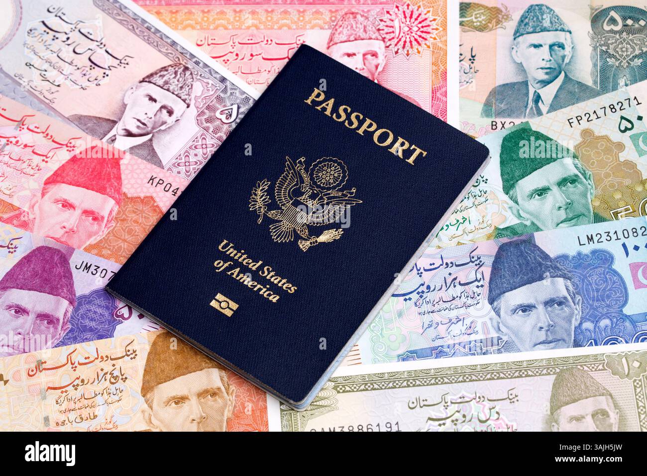 Passaporto americano su un denaro pakistano - Rupee Foto Stock