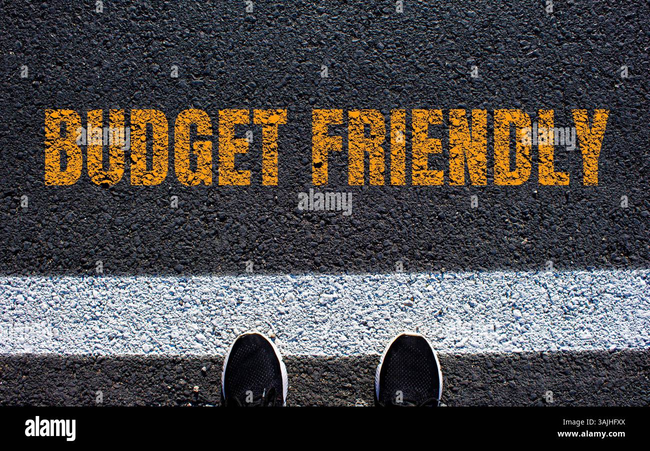 Messaggio economico scritto sulla strada asfaltata. Simbolo di budget concettuale. Copia spazio. Foto Stock