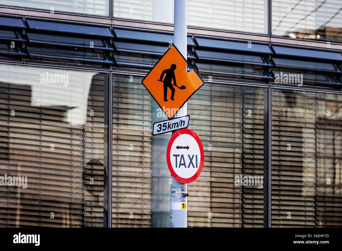 Lavori stradali in corso e cartelli dei taxi a Dublino, 2025 Foto Stock