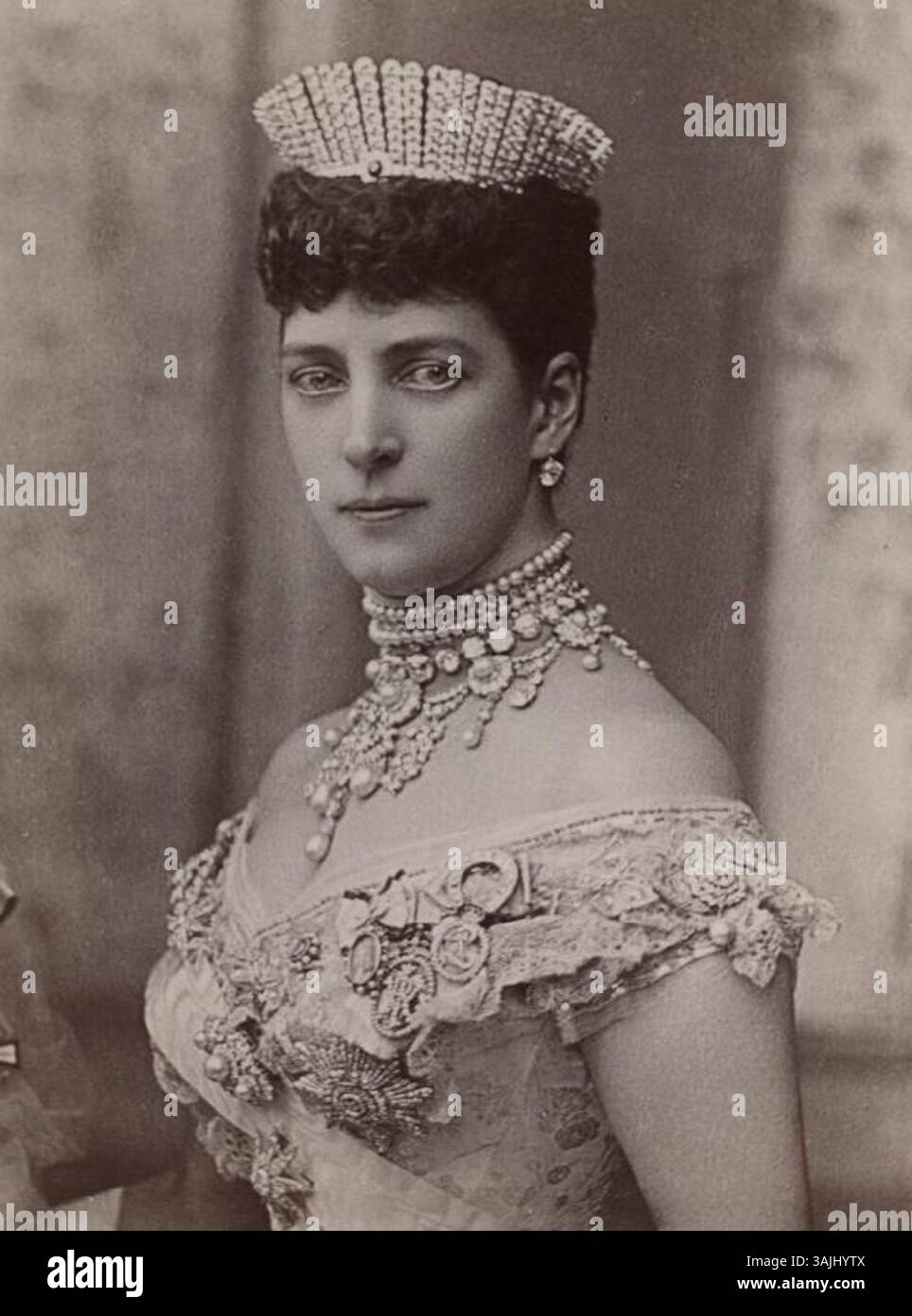Questa fotografia del 1893 mostra Alexandra, Principessa di Galles, al matrimonio del suo secondo figlio, il Duca di York. Catturato da William Downey, ritrae la principessa nel suo abbigliamento reale, celebrando un evento familiare significativo nella monarchia britannica. Foto Stock