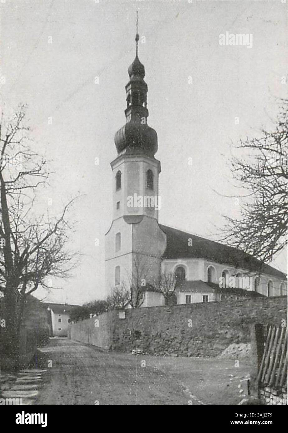 La chiesa di Hochkirch, raffigurata con Blutgasse, in una rappresentazione del 1914, riflette l'architettura religiosa e il significato storico della regione. Foto Stock