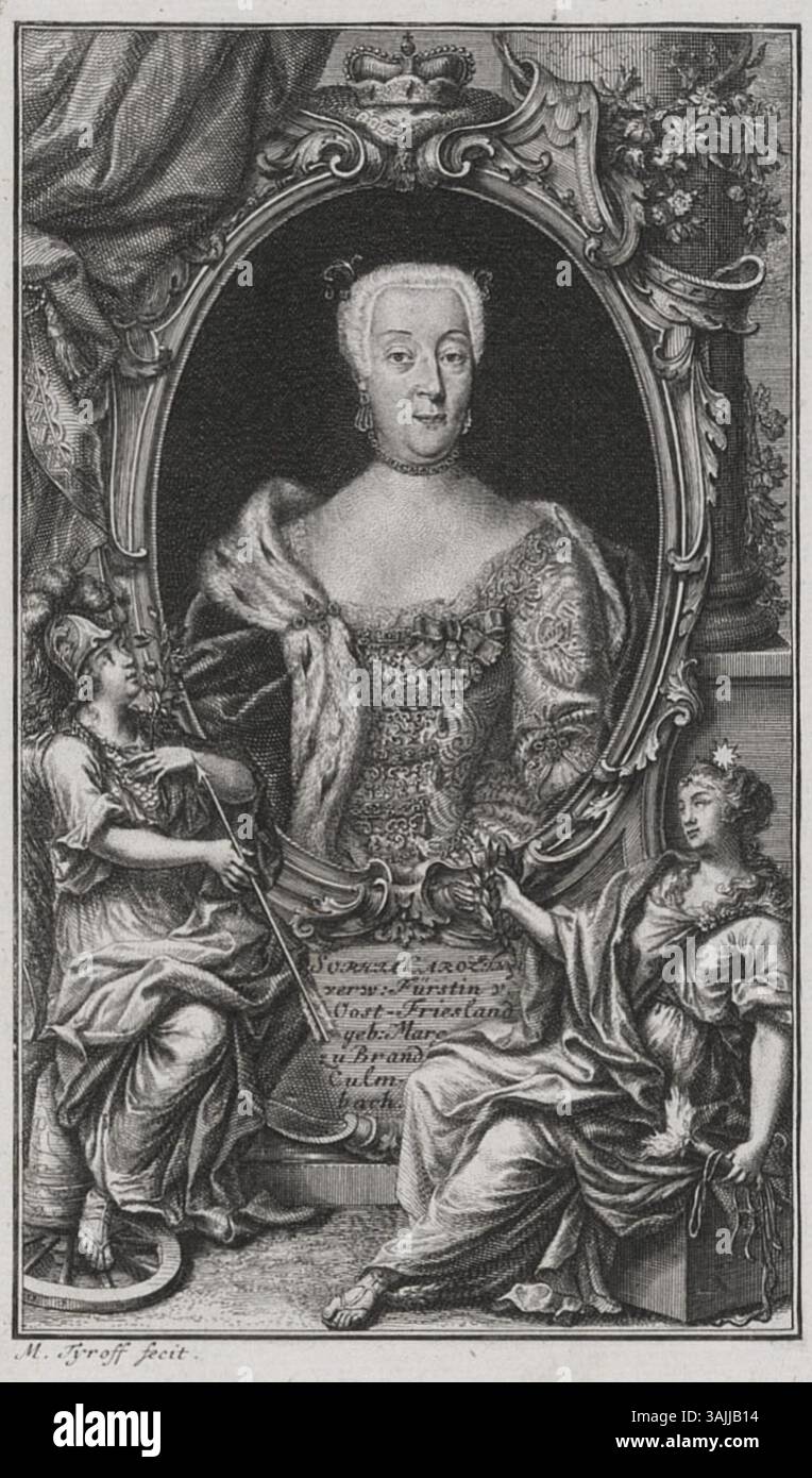 Questa incisione del XVIII secolo di Martin Tyroff presenta Sofia Carolina di Brandeburgo-Kulmbach, Principessa della Frisia Orientale. Il ritratto la raffigura in abito regale, con una parrucca legata, accessori gioiellati e un mantello di ermellino, racchiuso in una cornice ovale con elementi allegorici e un'iscrizione tedesca. Foto Stock