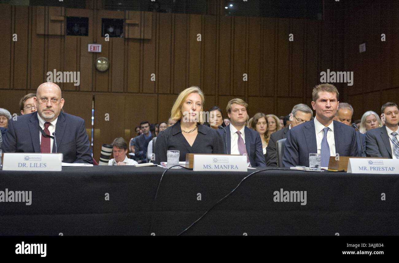 21 giugno 2017 - Washington, Distretto di Columbia, Stati Uniti d'America - da sinistra a destra: Dr. Samuel Liles, Direttore ad interim della Cyber Division, Office of Intelligence and Analysis, Dipartimento di sicurezza interna degli Stati Uniti; Jeanette Manfra, Direttore ad interim del Sottosegretario, direzione della protezione nazionale e dei programmi, Dipartimento di sicurezza interna degli Stati Uniti; e Bill Priestap, vicedirettore della divisione controspionaggio, Federal Bureau of Investigation degli Stati Uniti, ascolta le dichiarazioni di apertura del presidente e membro della classifica del Senato degli Stati Uniti Select Committee on Intelligence sul Russ Foto Stock