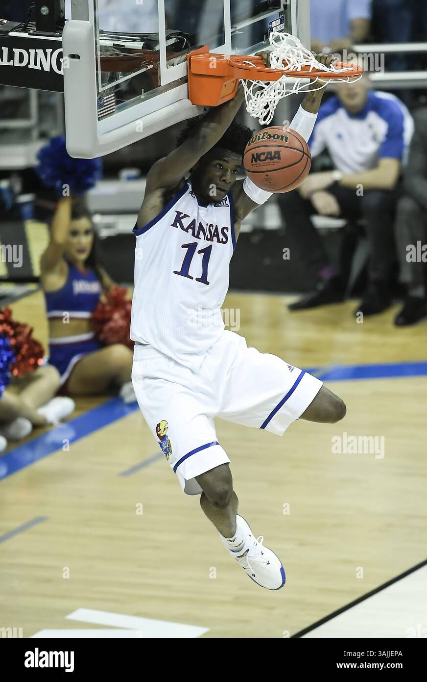 23 marzo 2017 - Kansas City, MO, USA - la guardia del Kansas Josh Jackson (11) sbatte contro Purdue nel Sweet Sixteen round del torneo NCAA allo Sprint Center di Kansas City, Mo., il 23 marzo 2017. Jackson fu scelto dai Phoenix Suns come quarto assoluto del Draft NBA 2017. (Immagine di credito: © Allison Long/TNS tramite filo ZUMA) Foto Stock