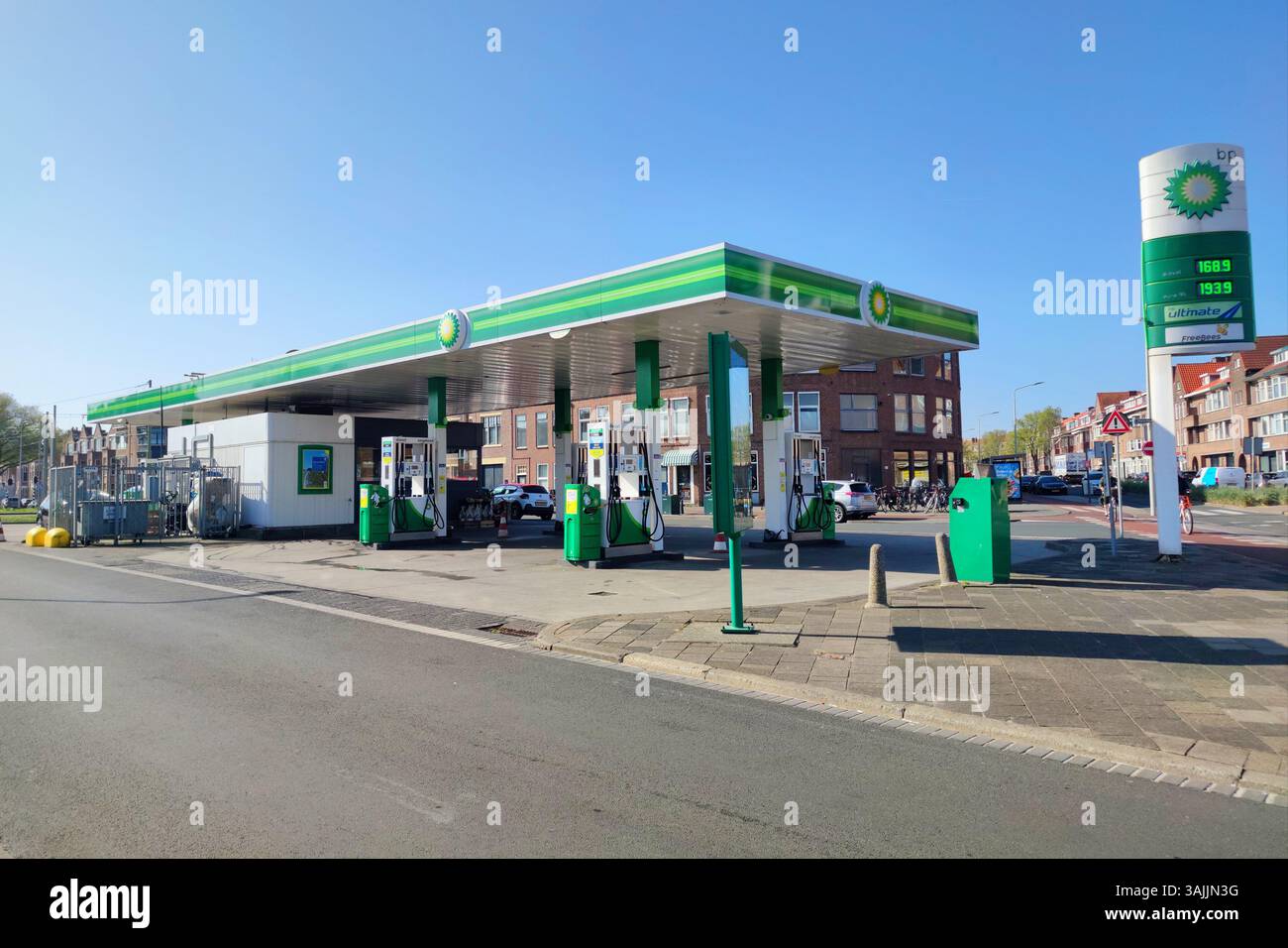 Stazione di servizio BP sotto un cielo blu nella località marittima di Scheveningen, Paesi Bassi Foto Stock
