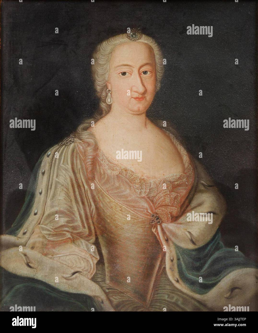 Un ritratto della Scuola continentale, un tempo erroneamente identificato come Maria Teresa d'Austria, ora si crede raffigurasse Charlotte Friederike di Nassau-Siegen. Il dipinto del XVIII secolo cattura la nobildonna in un ritratto dettagliato e regale. Foto Stock