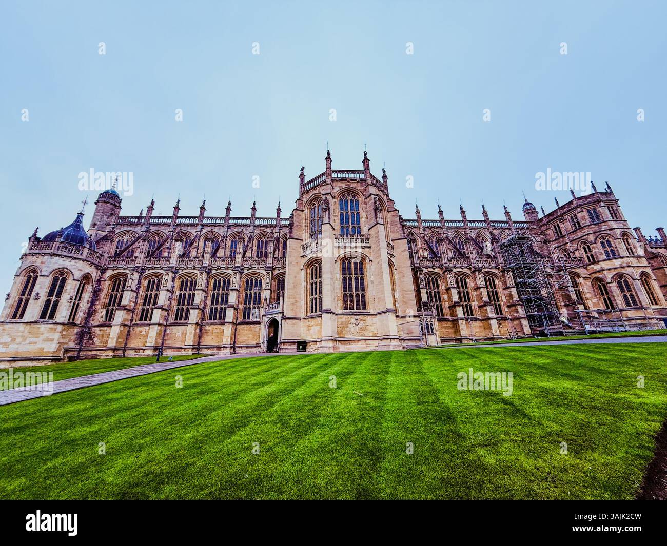 Foto panoramica della splendida facciata della Cappella di San Giorgio al Castello di Windsor, un capolavoro di architettura gotica. Foto Stock