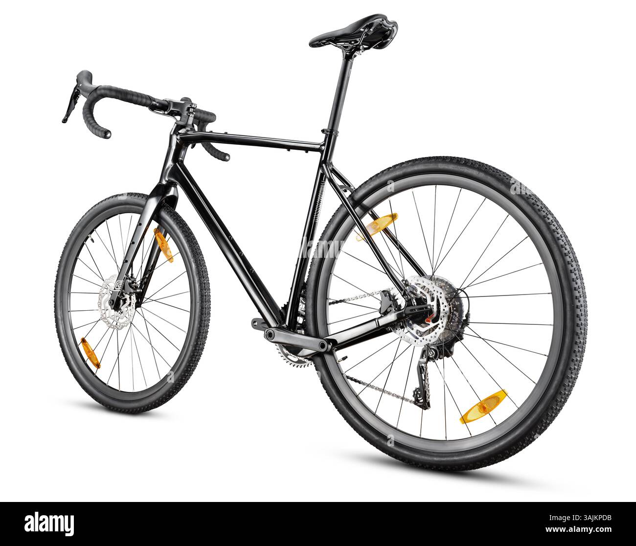 Vista posteriore di tre quarti di una moderna bicicletta in ghiaia nera con manubrio e freni a disco, isolata su uno sfondo bianco pulito. Foto Stock