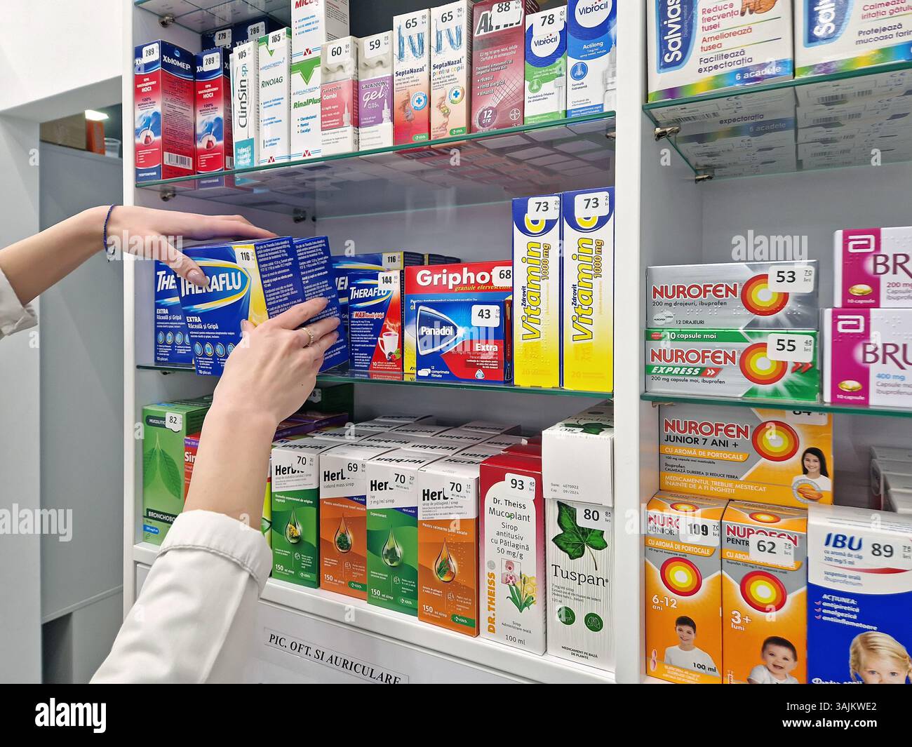 UNGHENI, MOLDAVIA - 15 GENNAIO 2024 Vista ravvicinata con negozi di farmacie femminili e organizza medicine sugli scaffali all'interno della farmacia. Assistenza sanitaria A. - Immagine stock catturata con smartphone