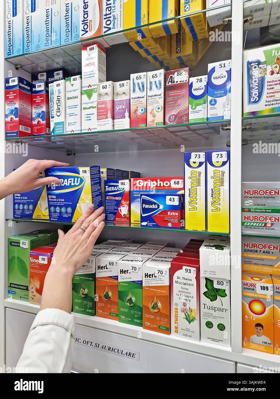 UNGHENI, MOLDAVIA - 15 GENNAIO 2024 Vista ravvicinata con negozi di farmacie femminili e organizza medicine sugli scaffali all'interno della farmacia. Assistenza sanitaria A. - Immagine stock catturata con smartphone