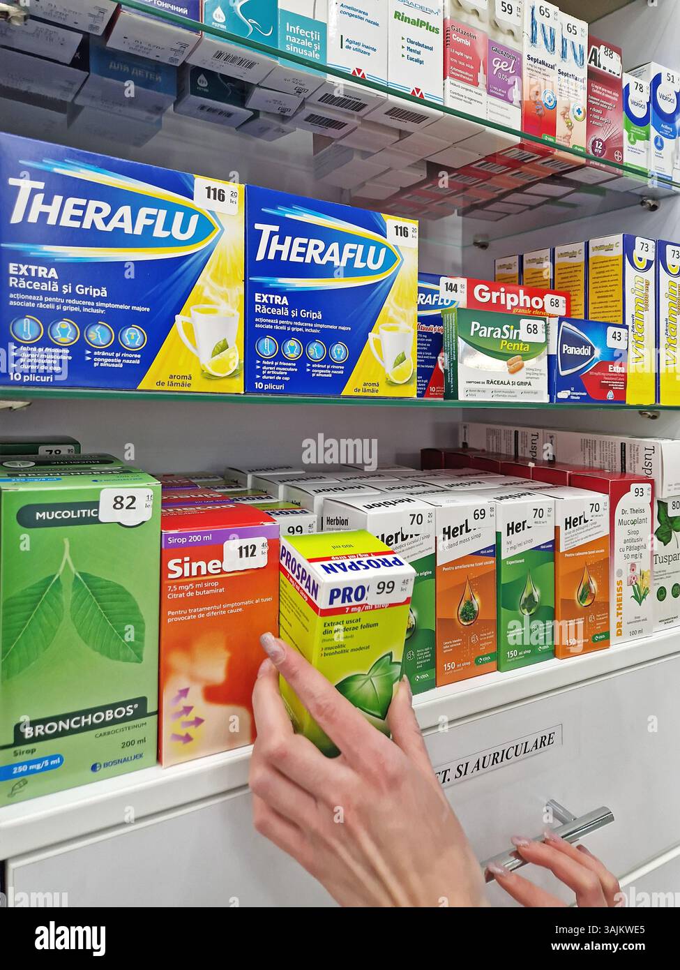 UNGHENI, MOLDAVIA - 15 GENNAIO 2024 veduta all'interno della farmacia con farmacista che organizza farmaci sugli scaffali. Settore sanitario e cosmetico b - Immagine stock catturata con smartphone
