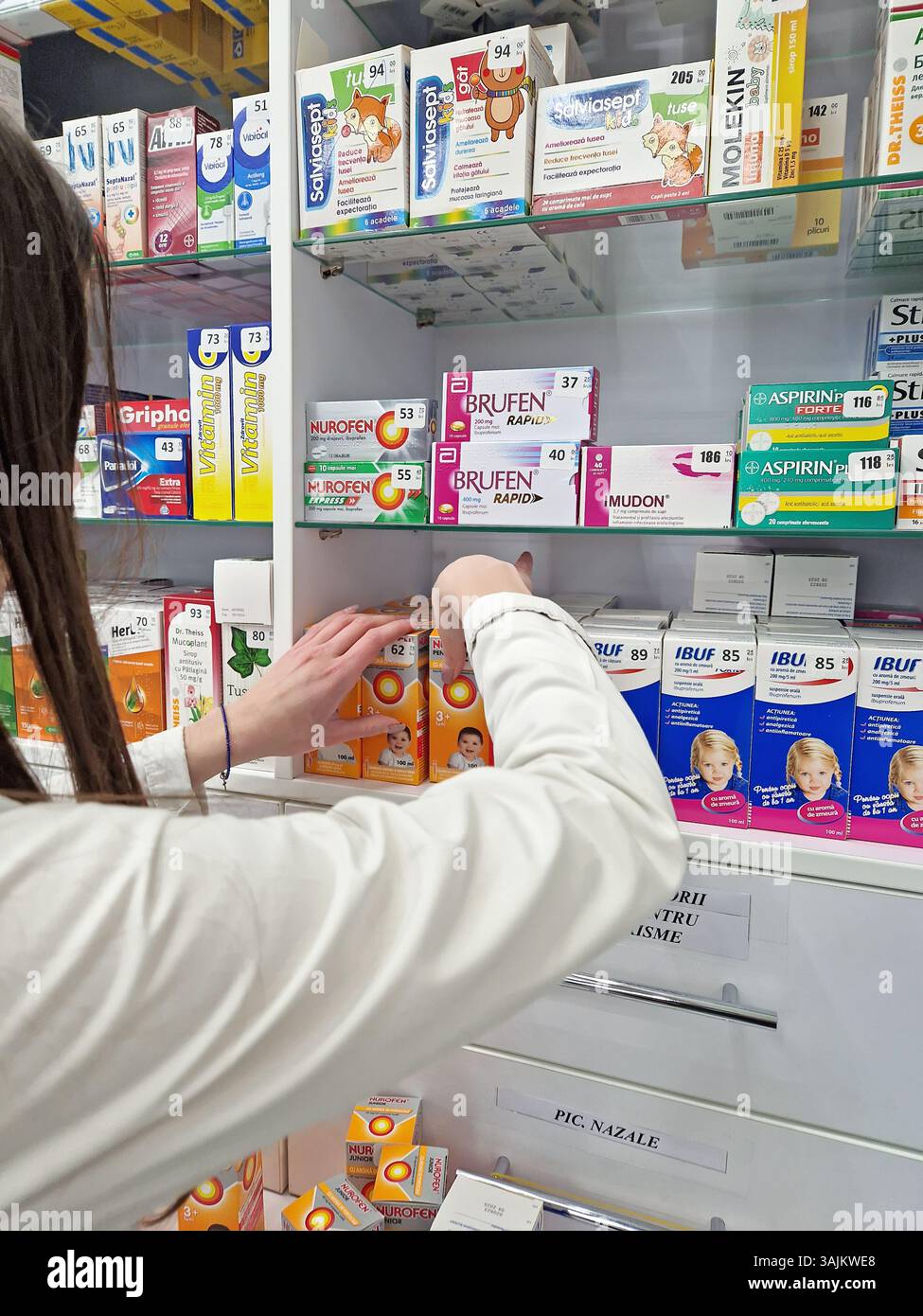 UNGHENI, MOLDAVIA - 15 GENNAIO 2024 Vista ravvicinata con negozi di farmacie femminili e organizza medicine sugli scaffali all'interno della farmacia. Assistenza sanitaria A. - Immagine stock catturata con smartphone