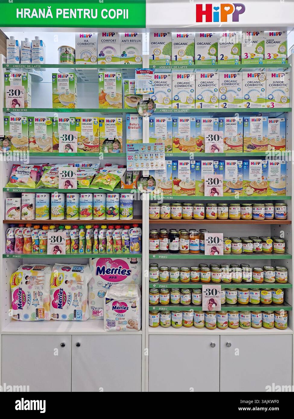 UNGHENI, MOLDAVIA - 5 marzo 2024 farmacia rifornita di alimenti per bambini, prodotti sanitari e farmaci per neonati - Immagine stock catturata con smartphone