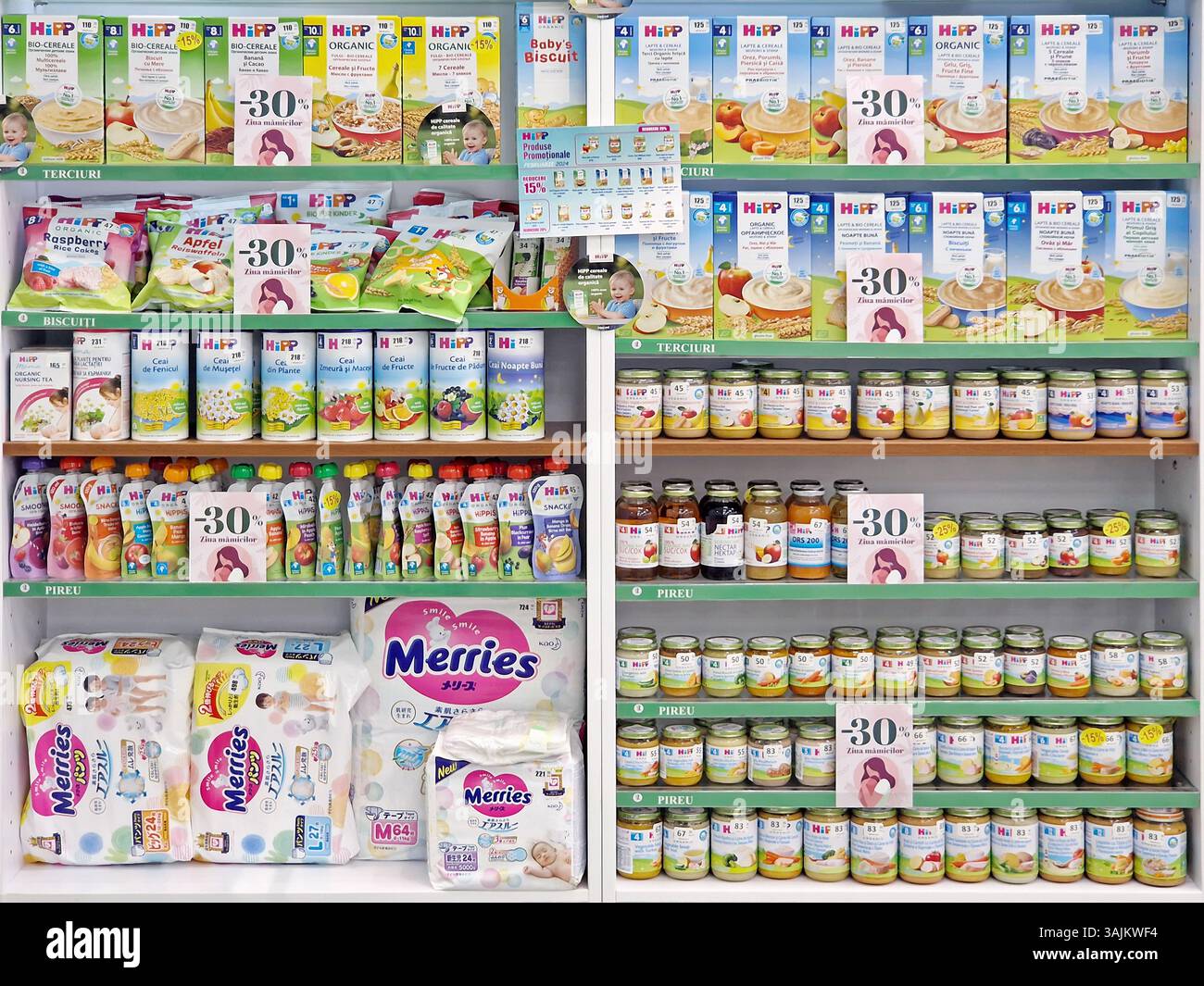 UNGHENI, MOLDAVIA - 5 marzo 2024 la farmacia ha rifornito gli scaffali con alimenti per bambini. Prodotti sanitari e farmaci per neonati - Immagine stock catturata con smartphone