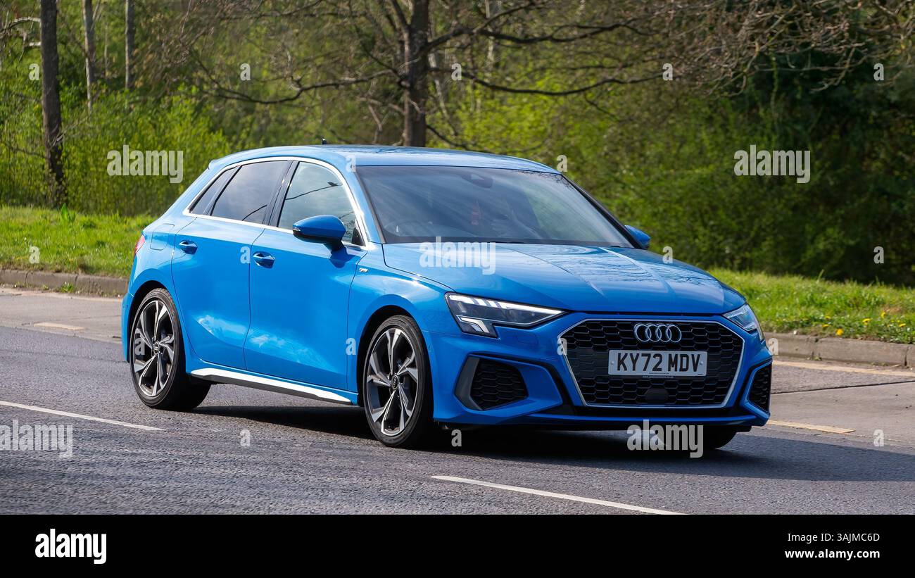 Milton Keynes, Regno Unito - 8 aprile 2025: 2022 Audi A3 S linea 35 tfsi blu che guida su una strada britannica Foto Stock