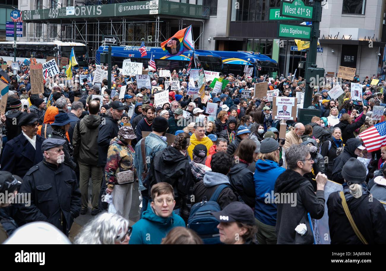 Migliaia di persone sono venute a Manhattan il 5 aprile in occasione di una protesta nazionale intitolata "Hands Off" che protestava contro le azioni generali del presidente Donald Trump e della sua amministrazione durante i suoi primi mesi in carica. Foto Stock