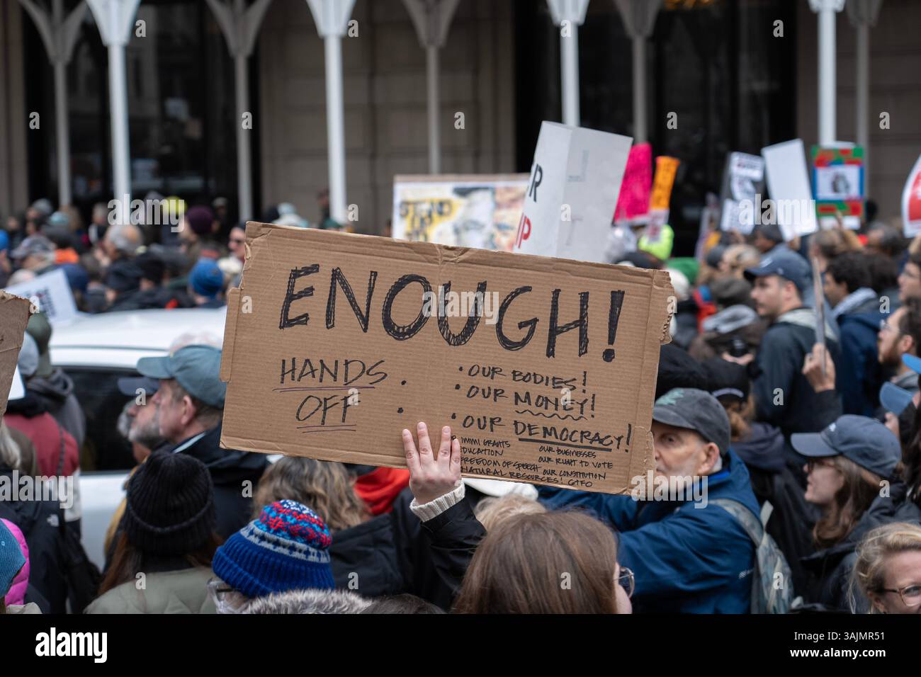 Migliaia di persone sono venute a Manhattan il 5 aprile in occasione di una protesta nazionale intitolata "Hands Off" che protestava contro le azioni generali del presidente Donald Trump e della sua amministrazione durante i suoi primi mesi in carica. Foto Stock