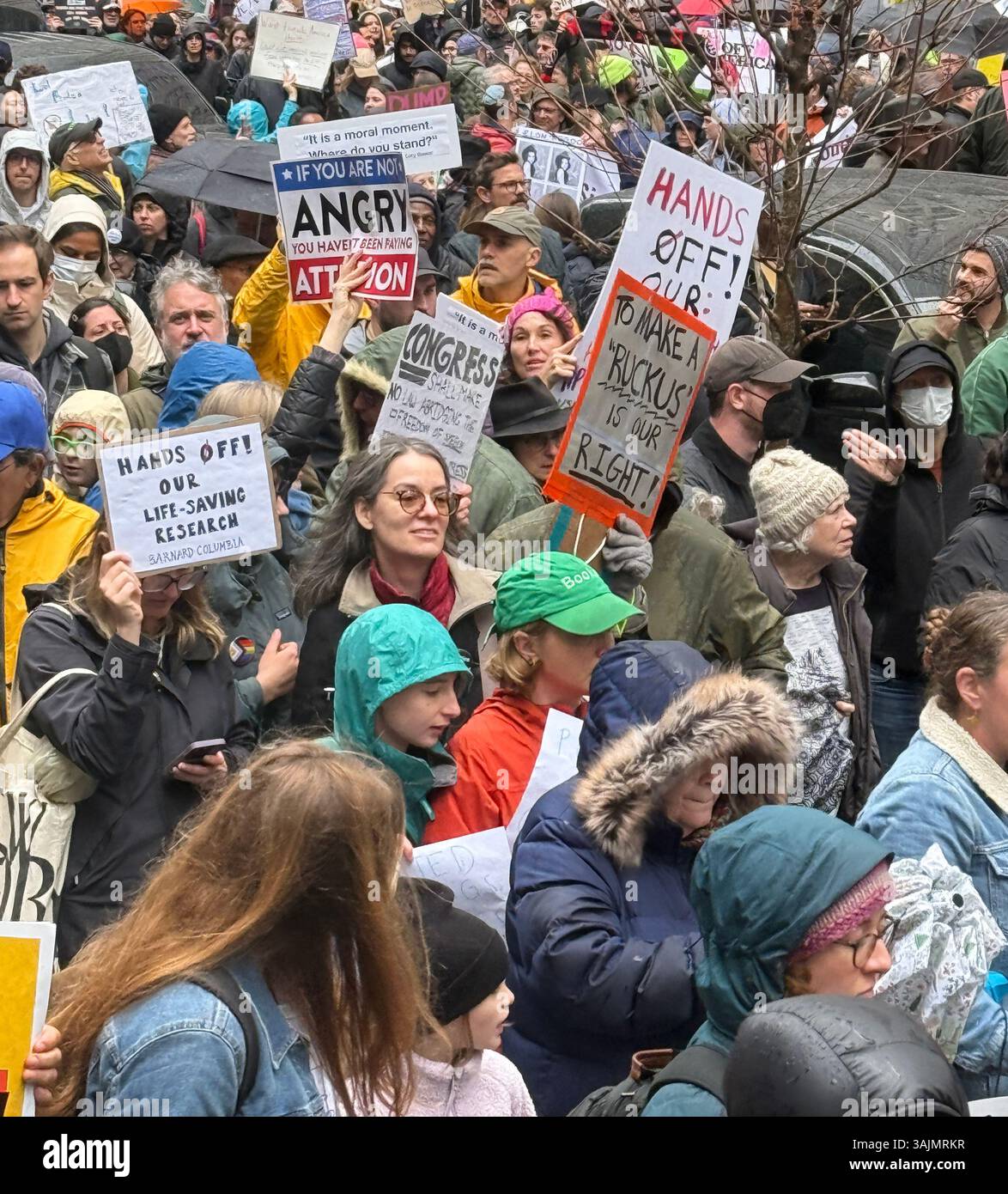 Migliaia di persone sono venute a Manhattan il 5 aprile in occasione di una protesta nazionale intitolata "Hands Off" che protestava contro le azioni generali del presidente Donald Trump e della sua amministrazione durante i suoi primi mesi in carica. Foto Stock