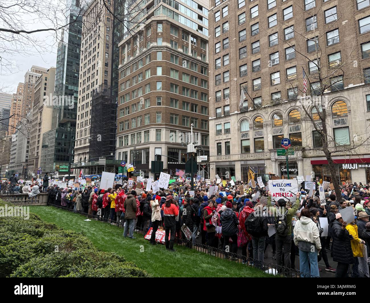 Migliaia di persone sono venute a Manhattan il 5 aprile in occasione di una protesta nazionale intitolata "Hands Off" che protestava contro le azioni generali del presidente Donald Trump e della sua amministrazione durante i suoi primi mesi in carica. Foto Stock