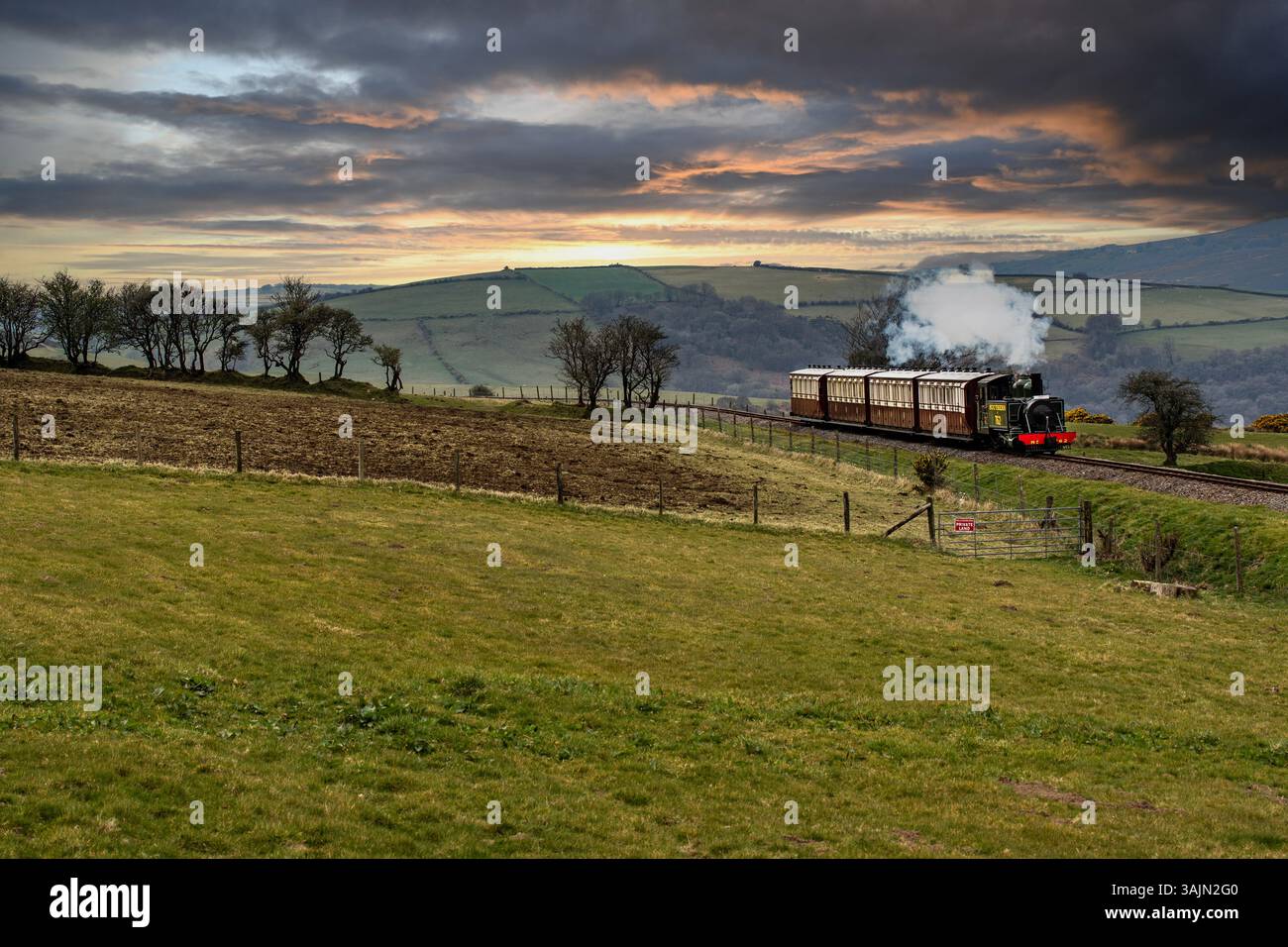 Attrazione turistica della ferrovia a scartamento ridotto Lynton & Barnstaple nel North Devon. rack, guide, conduttori, veicoli, manutenzione, tariffa, divertimento, Foto Stock Attrazione turistica della ferrovia a scartamento ridotto Lynton & Barnstaple nel North Devon. rack, guide, conduttori, veicoli, manutenzione, tariffa, divertimento, Foto Stock