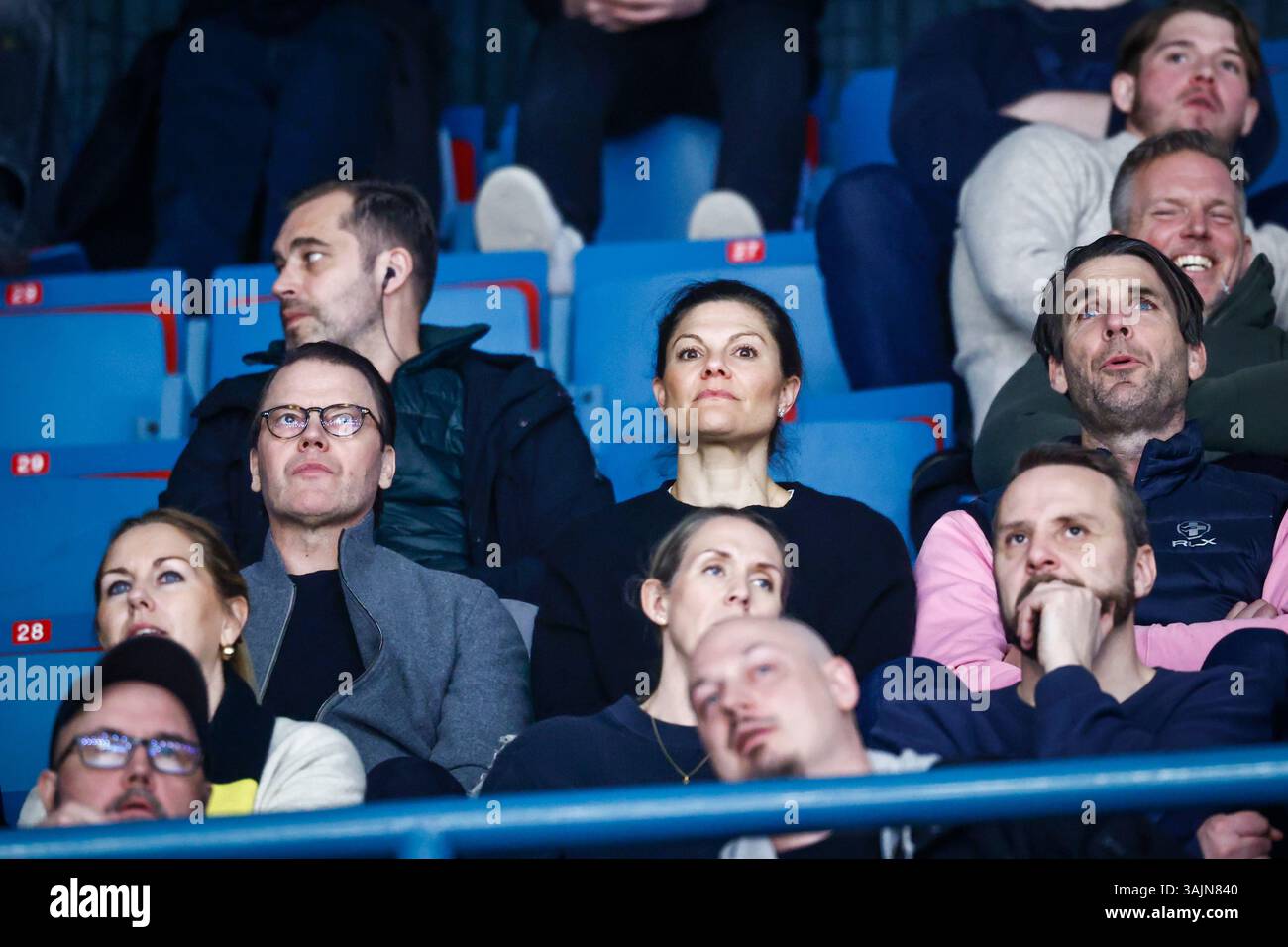 Stoccolma, Svezia. 11 aprile 2025. STOCCOLMA, SVEZIA 20250411Prince Daniel e Crown Princess Victoria tra il pubblico durante la partita di hockey allsvenskan, semifinale 6 nel miglior dei 7, tra AIK e BIK Karlskoga a Hovet a Stoccolma, Svezia 11 aprile 2025. Foto: Stefan Jerrevång/TT/codice 60460 credito: TT News Agency/Alamy Live News Foto Stock